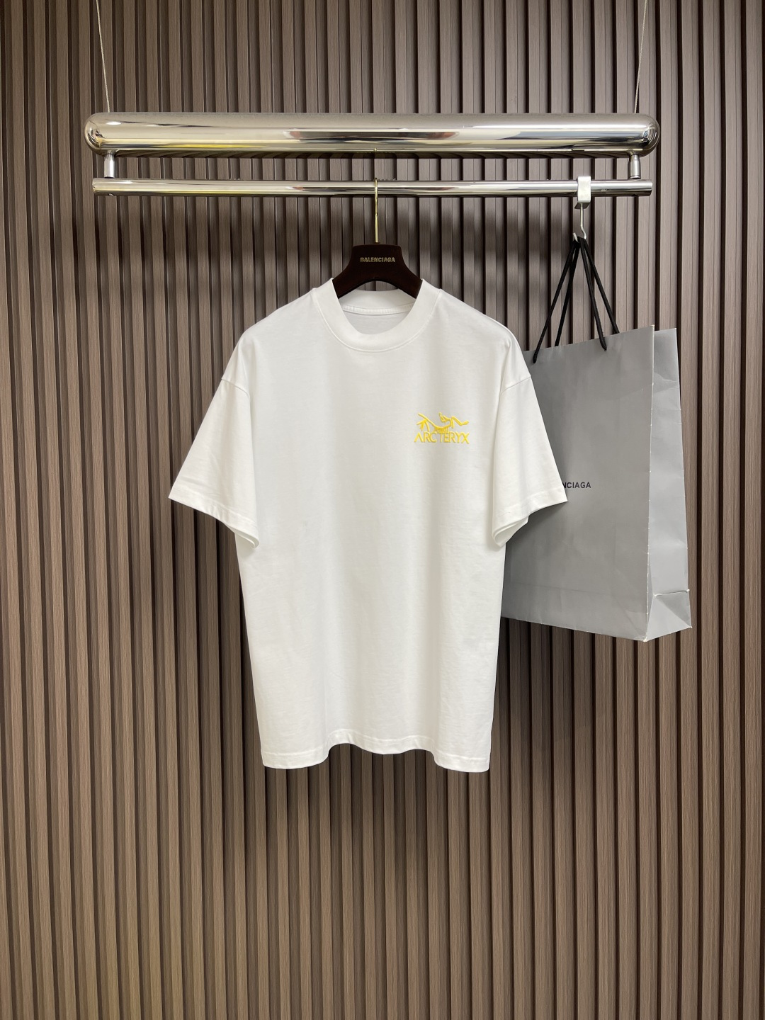 NO:451469,Arcteryx logo printed round neck loose American retro short-sleeved T-shirt. The fabric is made of 40 260g double yarn fabric. The upper body is stylish and has an invincible texture. It is definitely a short-sleeved T-shirt with extremely high cost performance. It is comfortable and breathable, medium thickness. Excellent stretchability, washing resistance, three-dimensionality, simple and handsome, and does not choose the styles worn by people of the age group. Whoever wears them is more handsome, and the original skills are smooth. Size M-3XL, arc'teryx, T-shirt,tees, t-shirt, alexander wang19860909Arcteryx 始祖鸟 logo印花圆领宽松美式复古短袖t恤 面料采用40支260g双纱面料,上身有型,质感无敌,绝对属于性价比极高的一款短袖t恤,舒适透气厚度中等 优良的伸缩性,耐洗性,立体感十足,版型简洁帅气,不挑年龄段人穿的款式、谁穿谁好帅气,原厂技艺流畅.尺码M-3XL,arc'teryx,T-shirt,tees，t-shirt,alexander wang,Men's clothing