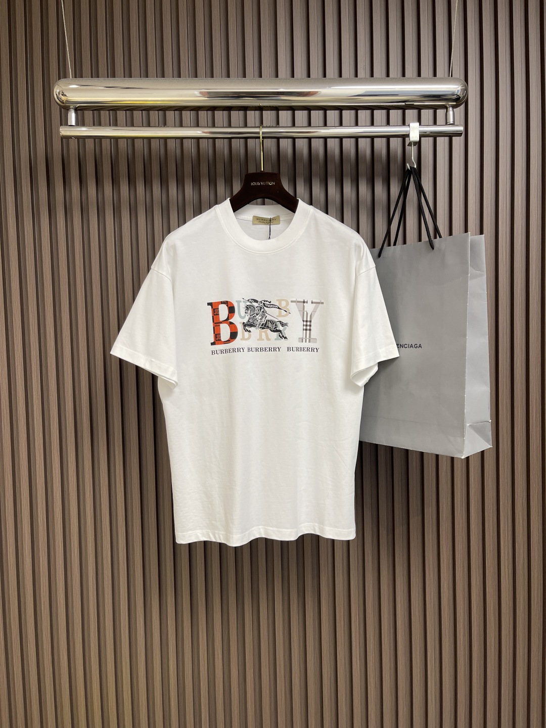 NO:451459,Burberry 2025ss Spring and Summer New Illustration Logo Printed Short-sleeved T-shirt, the design is very clean and refreshing, full of youthful vitality, the concave shape is perfect for the classic small round neck design, simple and easy to wear, and the eye-catchingness on the street is full of attention. Size M-3XL, burberry, T-shirt, tees, t-shirt, alexander wang19860909Burberry 2025ss春夏新款插画logo印花短袖T恤,设计感十足干净又清爽 满满的青春活力 凹起造型来妥妥的好看经典的小圆领设计简洁好穿 走在街上吸睛度满分.尺码M-3XL,,burberry,T-shirt,tees，t-shirt,alexander wang,Men's clothing