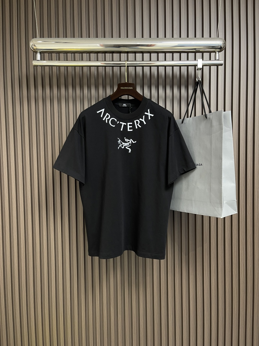 NO:453094,Arcteryx logo printed round neck loose American retro short-sleeved T-shirt. The fabric is made of 40 260g double yarn fabric. The upper body is stylish and the texture is invincible. It is definitely a short-sleeved T-shirt with extremely high cost performance. It is comfortable and breathable, medium thickness. Excellent stretchability, washing resistance, three-dimensional feeling, simple and handsome, and does not choose the styles worn by people of the age group. Whoever wears them is more handsome, and the original skills are smooth. Size M-3XL, arc'teryx, T-shirt,tees, t-shirt, alexander wang19860909Arcteryx 始祖鸟 logo印花圆领宽松美式复古短袖t恤 面料采用40支260g双纱面料,上身有型,质感无敌,绝对属于性价比极高的一款短袖t恤,舒适透气厚度中等 优良的伸缩性,耐洗性,立体感十足,版型简洁帅气,不挑年龄段人穿的款式、谁穿谁好帅气,原厂技艺流畅.尺码M-3XL,arc'teryx,T-shirt,tees，t-shirt,alexander wang,Men's clothing