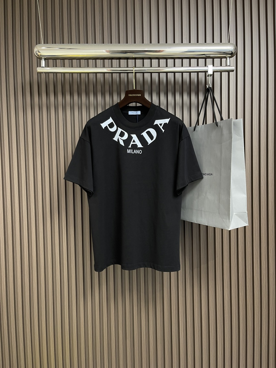 NO:451464,Prada 2025ss early spring new logo printed short-sleeved T-shirt, customized high-string plain cotton fabric, extremely soft and comfortable, high-end and atmospheric, neckline logo logo, simple and versatile style, simple and easy to match, full of favorability and favorability. os loose style, same style for men and women, sizes M-3XL,,prada, T-shirt,tees, t-shirt,alexander wang19860909Prada 2025ss早春新品标识印花短袖t恤,定制高支平纹精棉面料 极致柔软舒适 高端大气,领口logo标识 简约百搭款式 简约易搭配 上身亲和力和好感度满分.os宽松版型 男女同款 尺码M-3XL,,prada,T-shirt,tees，t-shirt,alexander wang,Men's clothing