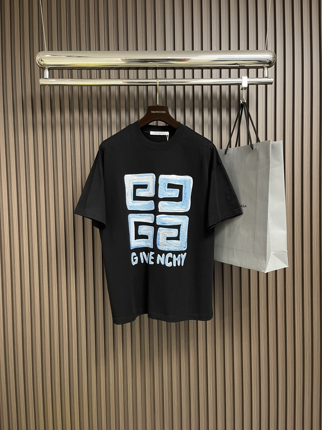 NO:453099,Givenchy 2025ss logo graffiti round neck T-shirt, the fabric is made of 50 mercerized double-strand fabric, with high-end fabrics such as smooth, breathable and luster. The process uses dot printing of ready-to-wear outlets, a particularly effort-intensive process. Size M-3XL, given, tees, t-shirt, alexander wang19860909Givenchy 2025ss logo涂鸦圆领T恤,面料采用50支丝光双股面料,具有爽滑透气质感光泽等特征高端面料.工艺采用成衣网点胶印印花,特别费精力的一个工艺.尺码M-3XL,,givenchy,tees，t-shirt,alexander wang,Men's clothing