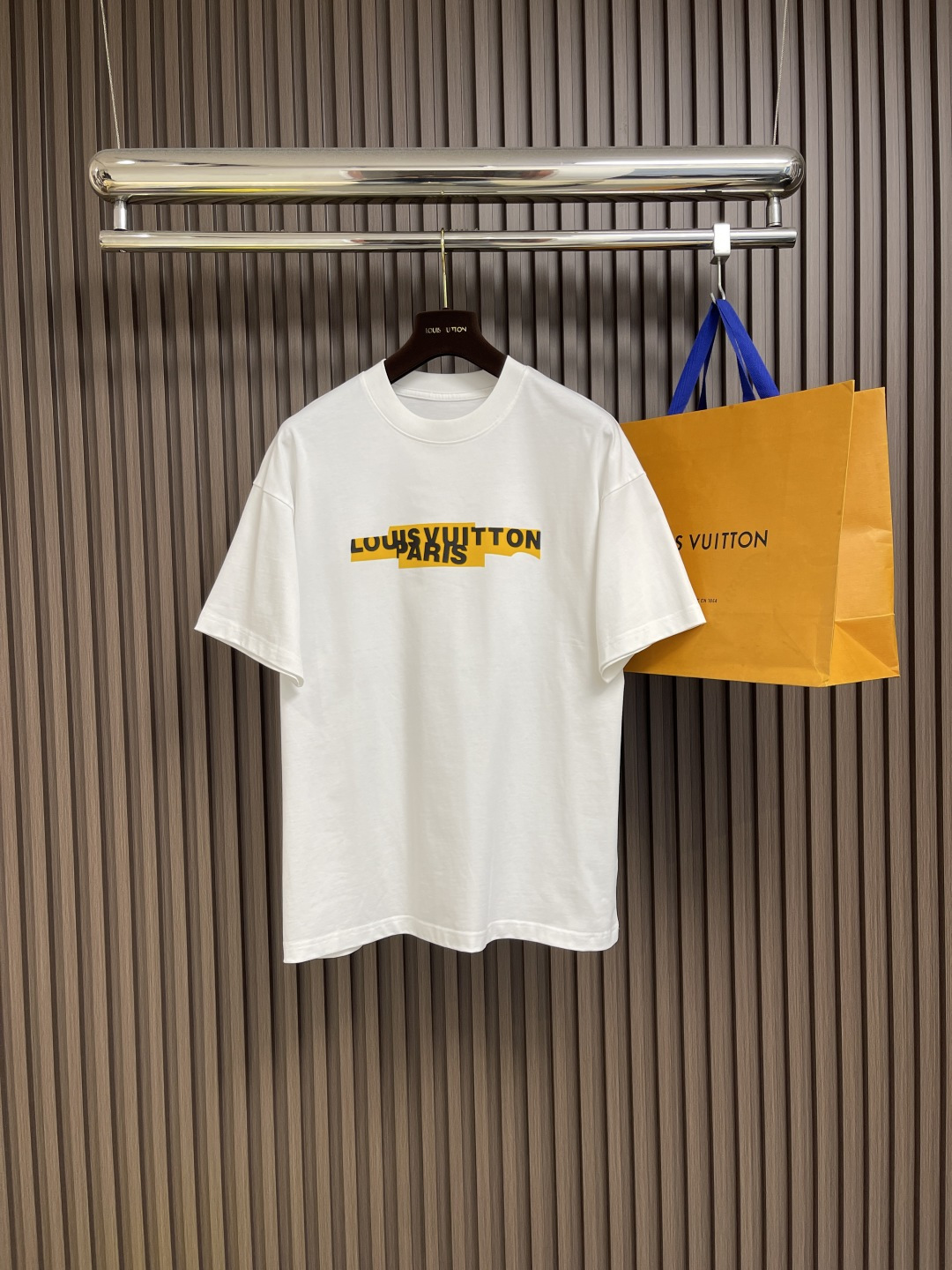 NO:453083,LV 2025ss printed logo pressed letter short-sleeved T-shirt, using 260G pure cotton fabric, comfortable and breathable on the upper body, 16-needle high-density stitching reinforces the neckline and sleeve cage, can withstand repeated wear, refuse deformation and collapse, chest printing and three-dimensional glue combined process full of detail. Size M-3XL,,louis vuitton, T-shirt,tees, t-shirt,alexander wang19860909LV 2025ss 印花logo压胶字母短袖新款T恤,采用260G纯棉面料,上身舒适透气,16针高密度缝线加固领口与袖笼,经得起反复穿着,拒绝变形垮塌,胸口印花加上立体胶结合型工艺细节感拉满.尺码M-3XL,,louis vuitton,T-shirt,tees，t-shirt,alexander wang,Men's clothing