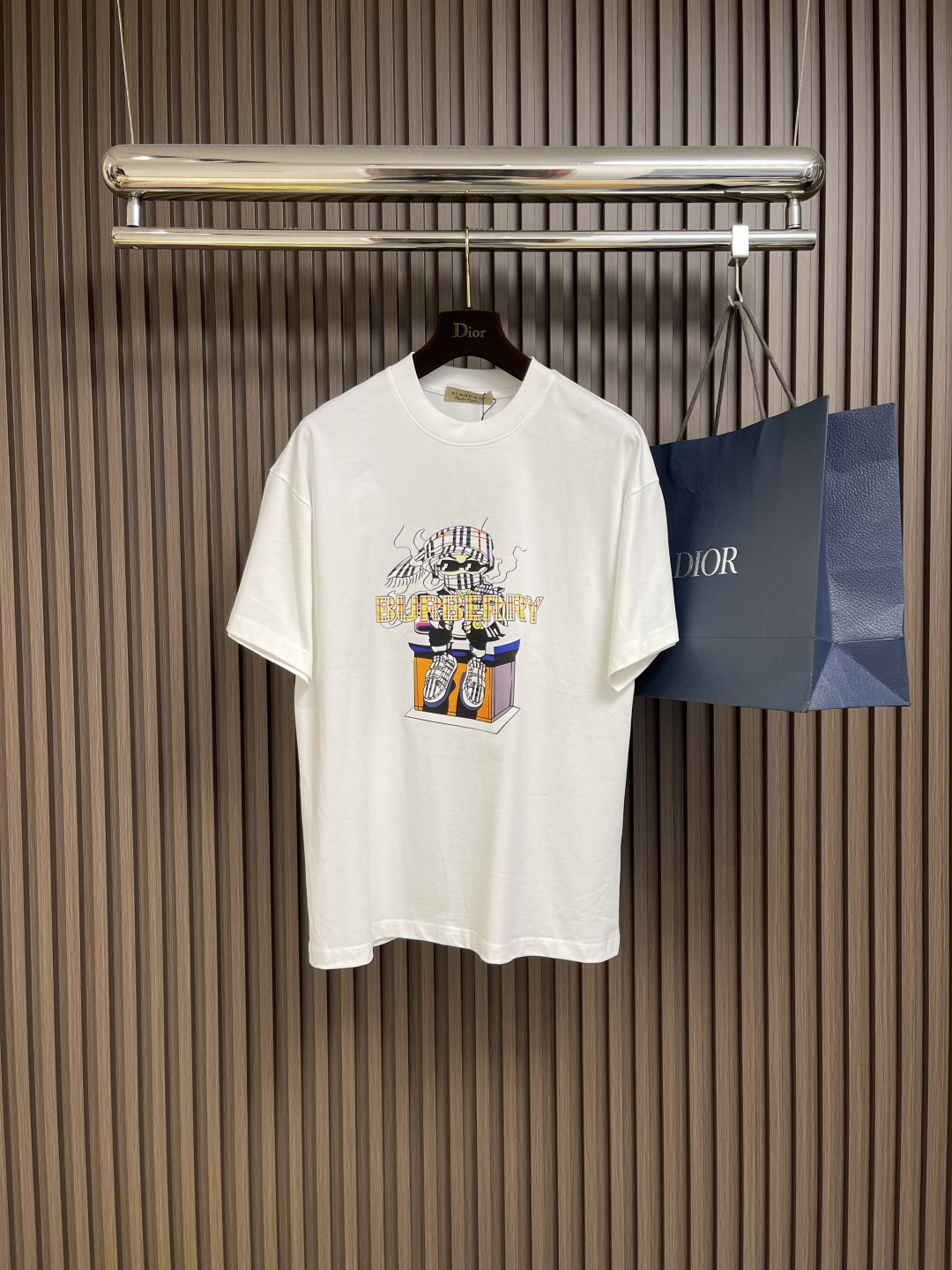 NO:453114,Burberry 2025ss Spring and Summer New Illustration Logo Printed Short-sleeved T-shirt, the design is very clean and refreshing, full of youthful vitality, the concave shape is perfect for the classic small round neck design, simple and easy to wear, and the eye-catchingness on the street is full of attention. Size M-3XL, burberry, T-shirt, tees, t-shirt, alexander wang19860909Burberry 2025ss春夏新款插画logo印花短袖T恤,设计感十足干净又清爽 满满的青春活力 凹起造型来妥妥的好看经典的小圆领设计简洁好穿 走在街上吸睛度满分.尺码M-3XL,,burberry,T-shirt,tees，t-shirt,alexander wang,Men's clothing