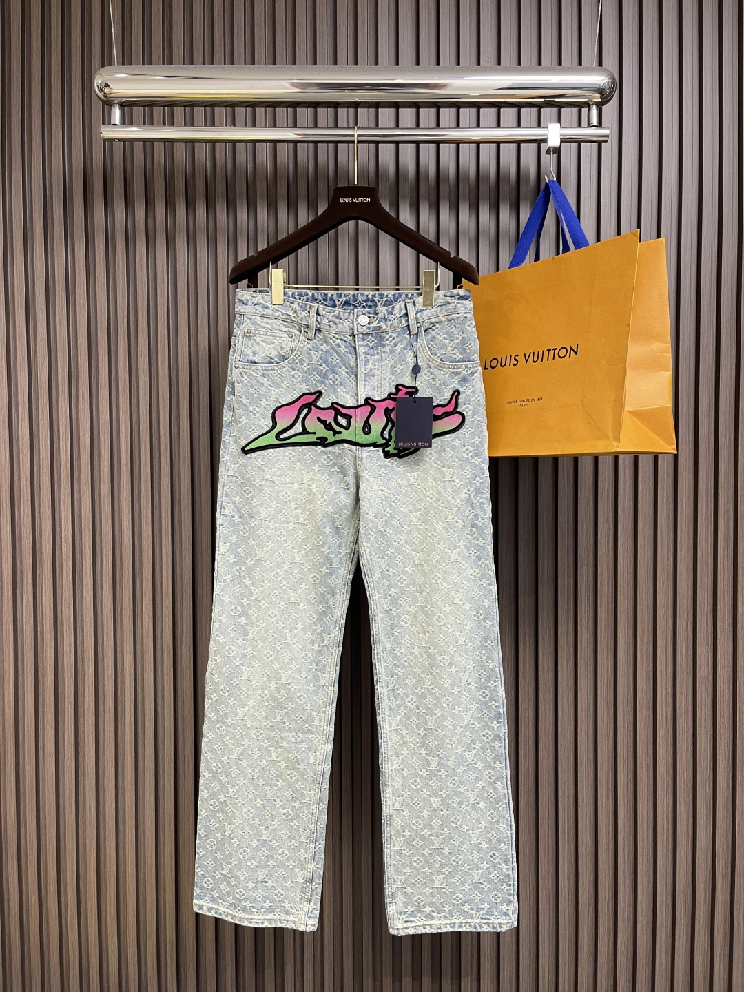 NO:451496,LV Flame Zhangzi jacquard jeans, the fabric is made of customized presbyopia jacquard canvas fabric, ready-made garment heavy-duty washing process, the whole pants will have an aging effect. The whole body is hand-cut and full-print alignment, the back waist leather card is colored and opened iron mold pattern, and the real head layer cowhide suede is made, which is different from synthetic leather. The threshold is made of 1 large and 4 small craft buckles for opening and closing silver-plated painted hardware buckles. The middle flame gradient graffiti is a toothbrush embroidered cutting piece, and the original version has a consistent natural gradient effect. Size 30-32-34-36,,louis vuitton, jeans, cowhide, alexander wang19860909LV 火焰章仔提花牛仔裤,面料采用定制老花提花帆布面料,成衣重工洗水工艺,整条裤子会有做旧的效果.全身手工裁剪满印对位,后腰皮牌对色开铁模图案、真头层牛皮绒面制作,区别于合成皮.门槛采用1大4小的工艺扣做开合镀银烤漆五金扣.中间火焰渐变涂鸦为牙刷绣裁片,原版一致的自然渐变效果.尺码30-32-34-36,,louis vuitton,jeans,cowhide,alexander wang,Men's clothing