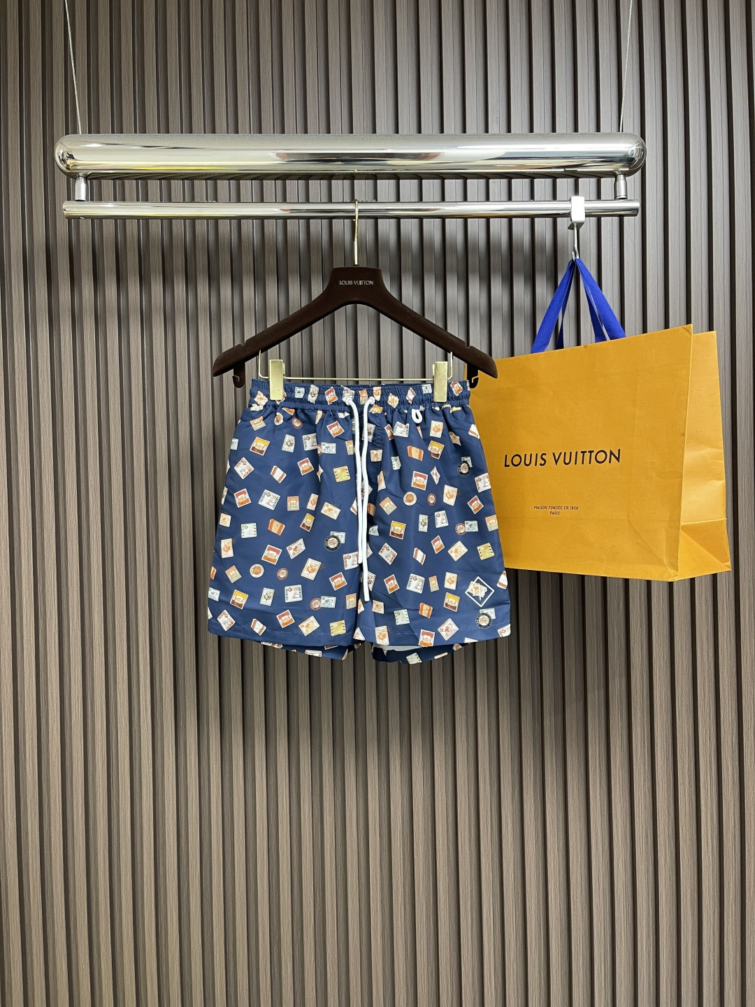 NO:453128,Loropiana LP stamp printed beach pants, microfiber 100.0, elastic belt, with adjustable drawstring, front side pocket, rear pocket with flip cover and velcro strap, left leg with rubber logo, rubber drawstring with logo. Size S-XL, loro piana, loro piana, alexander wang19860909Loropiana LP 邮票印花沙滩裤,超细纤维100.0,松紧腰带,配有可调节抽绳,前侧口袋,后口袋配有翻盖和魔术贴带,左腿饰有橡胶徽标,带徽标的橡胶拉绳.尺码S-XL,,loro piana,loro piana,alexander wang,Men's clothing