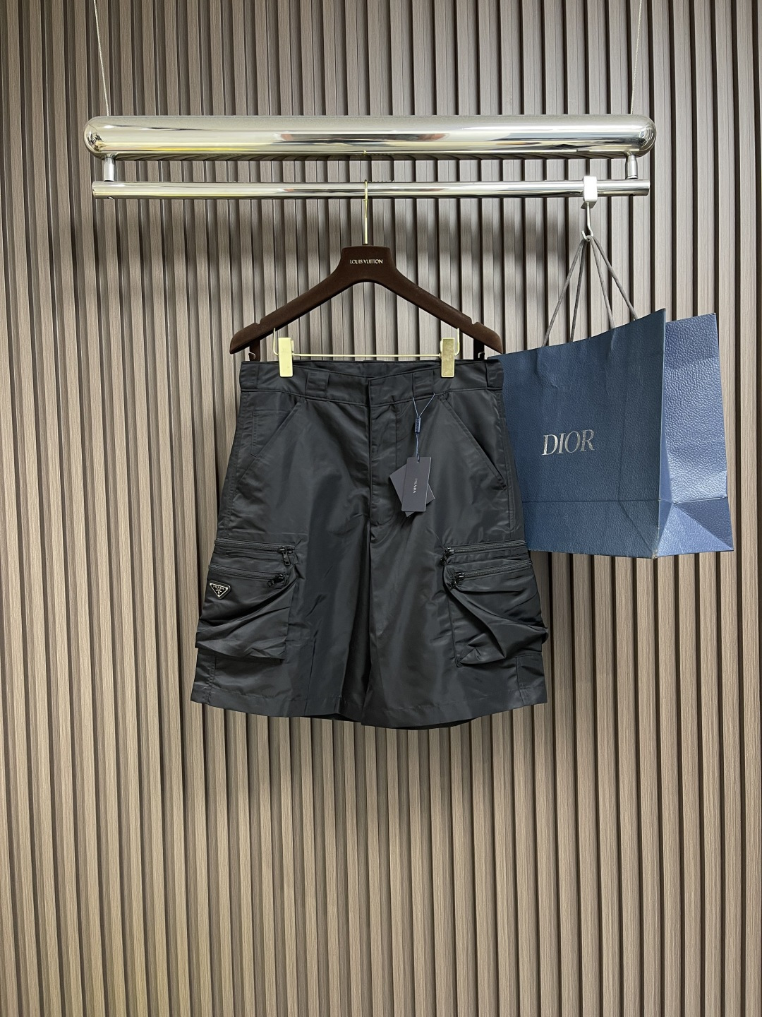 NO:453119,Prada Triangle Mark Multi-functional tool shorts, customized three-proof and full-function nylon fabric, windproof and waterproof, sun protection, touch like Molai Technology, light and tough and comfortable skin-coated, enamel triangle metal logo highlights the brand, embellished with tooling pockets full of contemporary charm, using imported special aircraft infrared positioning 'ada Triangle Mark' whole pants with up to 10 pockets, 36 complicated processes, all the pockets are buried and clamped in the inner part, using the barrel seam process, through two car lines back and forth, then manually split the seam, ironing and shaping, trimming the seam edges. Size S-XL,,prada, shorts,alexander wang19860909Prada 三角标多功能工装短裤,定制三防全功能尼龙面料 防风防水防晒 触感如同末来科技 轻盈又坚韧舒适贴肤 涂珐琅三角形金属徽标彰显品牌 以充满当代魅力的工装口袋作为点缀 采用进口专机红外线定位'ada三角标'整条裤子多达10个口袋 共36道复杂工序 口袋内里皆埋夹工艺 采用筒子缝工艺 通过来回俩道车线 再手工分缝 熨烫定型 修剪缝边.尺码S-XL,,prada,shorts,alexander wang,Men's clothing