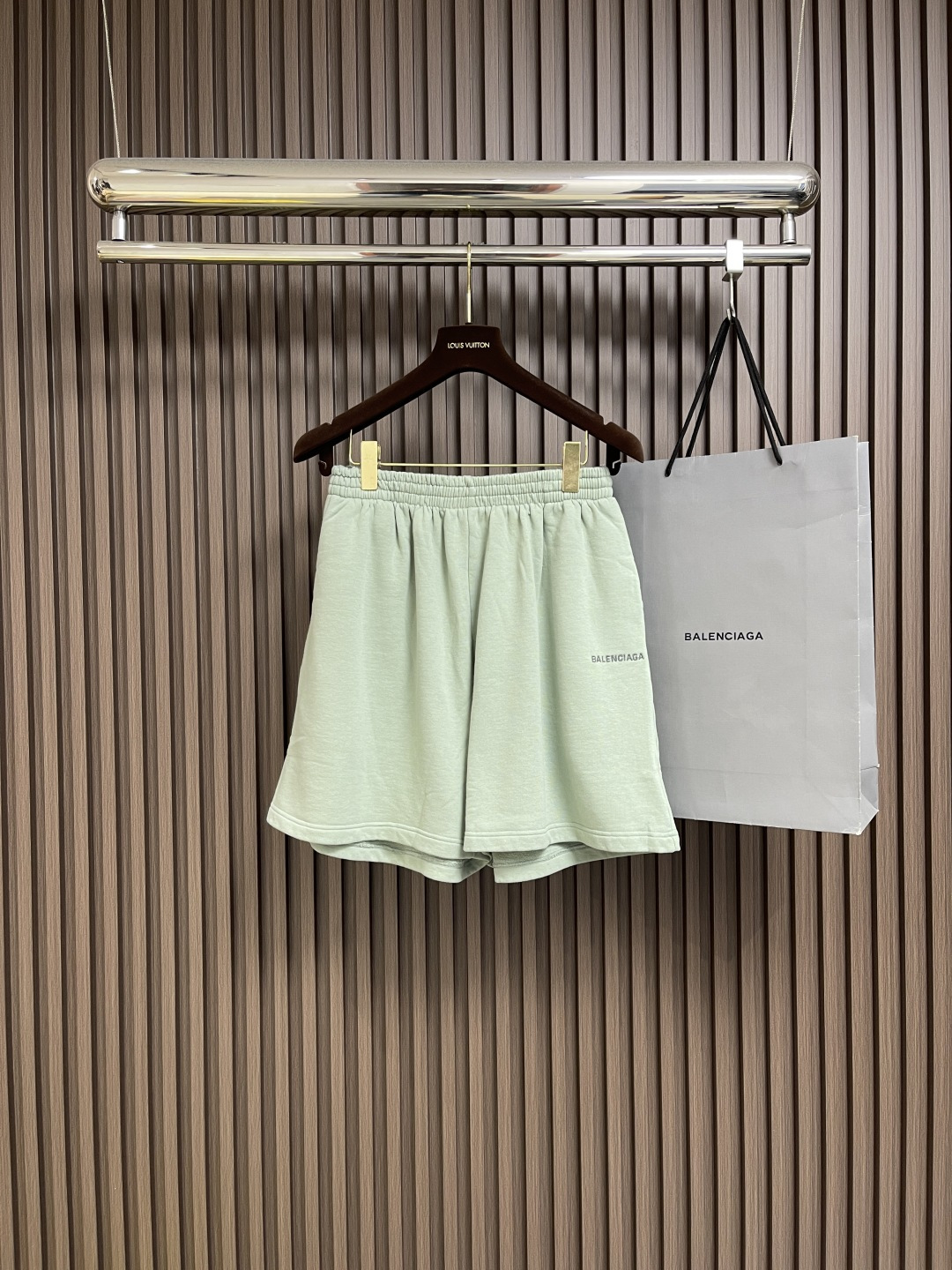 NO:455530,Balenciaga 2025ss Summer New Balenciaga Back Reflective Sage Green Jersey Medium Edition Shorts!  Made of customized cotton fabric, it feels skin-friendly and soft, and will not cause any irritation to the skin. It will directly fill the comfort!  The eye-catching letter embroidery on the chest and behind is made of reflective embroidery thread. After special processing, different angles can present a bright and uniform reflective effect, which is particularly eye-catching!  After washing it many times, the reflective effect is still great. The overall wiring is straight and delicate, the fabric is comfortable and soft, the color is consistent and there is no color difference. It can be matched with the same style to create a fashionable look, and it can be customized for various occasions. It has three standards, and the same style as men and women!  Size XS-L, balenciaga, shorts, alexander wang19860909balenciaga 2025ss夏季新款Balenciaga Back Reflective鼠尾草绿色平纹针织中号版型短裤！采用定制棉质面料制作,触感亲肤柔软,不会对皮肤产生任何刺激,舒适度直接拉满！胸前与背后醒目的字母刺绣,使用反光绣线,经过特殊的工艺处理,不同的角度都能呈现出明亮且均匀的反光效果,特别醒目！洗了好多回,反光效果还是杠杠的,整体走线平直细腻,面料舒适柔软,颜色一致无色差,能与同款搭配营造时尚造型,驾驭各种场合,定制辅料,三标齐全,男女同款！尺码XS-L,,balenciaga,shorts,alexander wang,Men's clothing