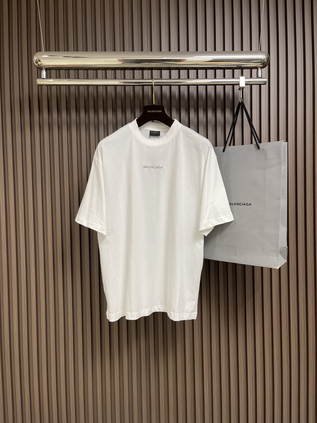 NO:455936,Balenciaga short-sleeved T-shirt with front and back embroidered letters, 100% fixed weaving and dyeing pure cotton fabric, overall washing and old-fashioned process, soft and comfortable hand feel, straight line, consistent color without color difference, overall line, straight and delicate fabric, comfortable and soft color, consistent color without color difference, can be matched with the same style to create a fashionable look, control various occasions, customized auxiliary materials, complete three standards, the same style for men and women!  Size XS-L, balenciaga, T-shirt,tees, t-shirt,alexander wang19860909Balenciaga 前后刺绣字母短袖T恤,百分百定织定染纯棉面料 整体洗水做旧工艺 手感柔软舒适 走线平直 颜色一致无色差 整体走线平直细腻 面料舒适柔软 颜色一致无色差 能与同款搭配营造时尚造型,驾驭各种场合,定制辅料,三标齐全,男女同款！尺码XS-L,,balenciaga,T-shirt,tees，t-shirt,alexander wang,Men's clothing