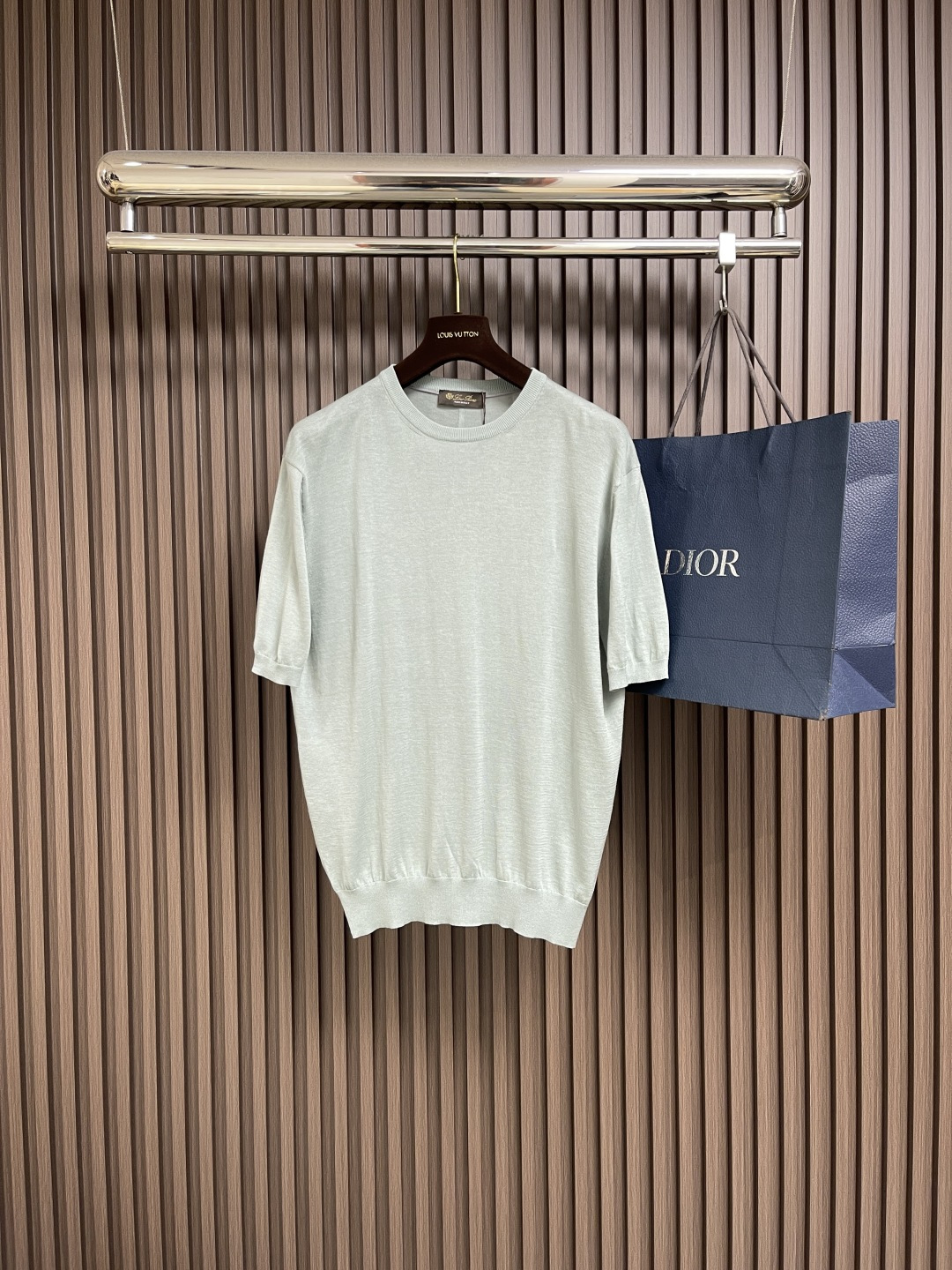 NO:499945,LP Loro Piana Walkery round neck knitted short-sleeved T-shirt is made of convex needle knitting in weaving, with interlaced textures and outstanding visual effect; the fabric is made of two natural fibers, 30% mulberry silk 70% cotton blended yarn, mulberry silk is smooth and skin-friendly, reducing body friction, and cotton is sweat-absorbing and breathable to keep the body feel refreshed. The combination of the two gives the whole skeleton support while giving the light and luxurious texture of the ready-to-wear. The natural shoulder drop design is very comfortable and relaxed, and the fall shoulder drops naturally to fit the shoulder lines of the human body, visually weakening the difference in shoulder width, making it more tolerant to all people of different body shapes, avoiding the pressure of the traditional shoulder drop design, and naturally falling shoulder drop Create a relaxed and casual effect. The needles at the cuffs are connected to form a natural incline or curve, and the transition is smoother, making the overall structure more stable and preventing deformation. Different needle retraction methods and frequencies will affect the overall pattern, reflecting professional exquisiteness. The hem is decorated with fine threads and simple and neat edges to provide a clear sense of line and sagging, making it more refined. It is a high-end application of design, craftsmanship and machines, which significantly improves the wearing quality experience. The overall line is straight and delicate, the fabric is comfortable and soft, and the color is consistent and has no color difference. It can be matched with the same style to create a fashionable look, control various occasions, customize auxiliary materials, sizes S-M-L,,loro piana,loro piana,T-shirt,tees,t-shirt,alexander wang19860909LP Loro Piana Walkery圆领针织短袖T恤,织法上采用凸针编织打造,纹理交错,视觉效果突出；面料结合了两种天然纤维,30％桑蚕丝70％棉混纺纱线制成,桑蚕丝的柔滑亲肤,减少的身体的摩擦,棉具有吸汗性透气保持体感的清爽,两者的结合让整体有了骨架支撑的同时又赋予了成衣的轻奢质感.自然落肩设计极具舒适感与松弛感,落肩自然下垂贴合人体肩部线条,在视觉上弱化肩宽差异,对所有不同体型的人更加包容、避免传统的那些落肩设计的压迫感,自然落肩营造出轻松、随意效果,袖口连接处收针形成自然的倾斜或弧形、过渡更加流畅,使得整体结构更加稳固、防止变形,不同的收针方式和频率都会影响整体版型,体现专业的精致度,下摆以细致的螺纹收边,简洁利落的收边为提供清晰的线条感,垂顺感,显得更加精致,是设计、工艺与机器的高端应用,显著提升穿着品质的体验.整体走线平直细腻,面料舒适柔软,颜色一致无色差,能与同款搭配营造时尚造型,驾驭各种场合,定制辅料,尺码S-M-L,,loro piana,loro piana,T-shirt,tees，t-shirt,alexander wang,Men's clothing