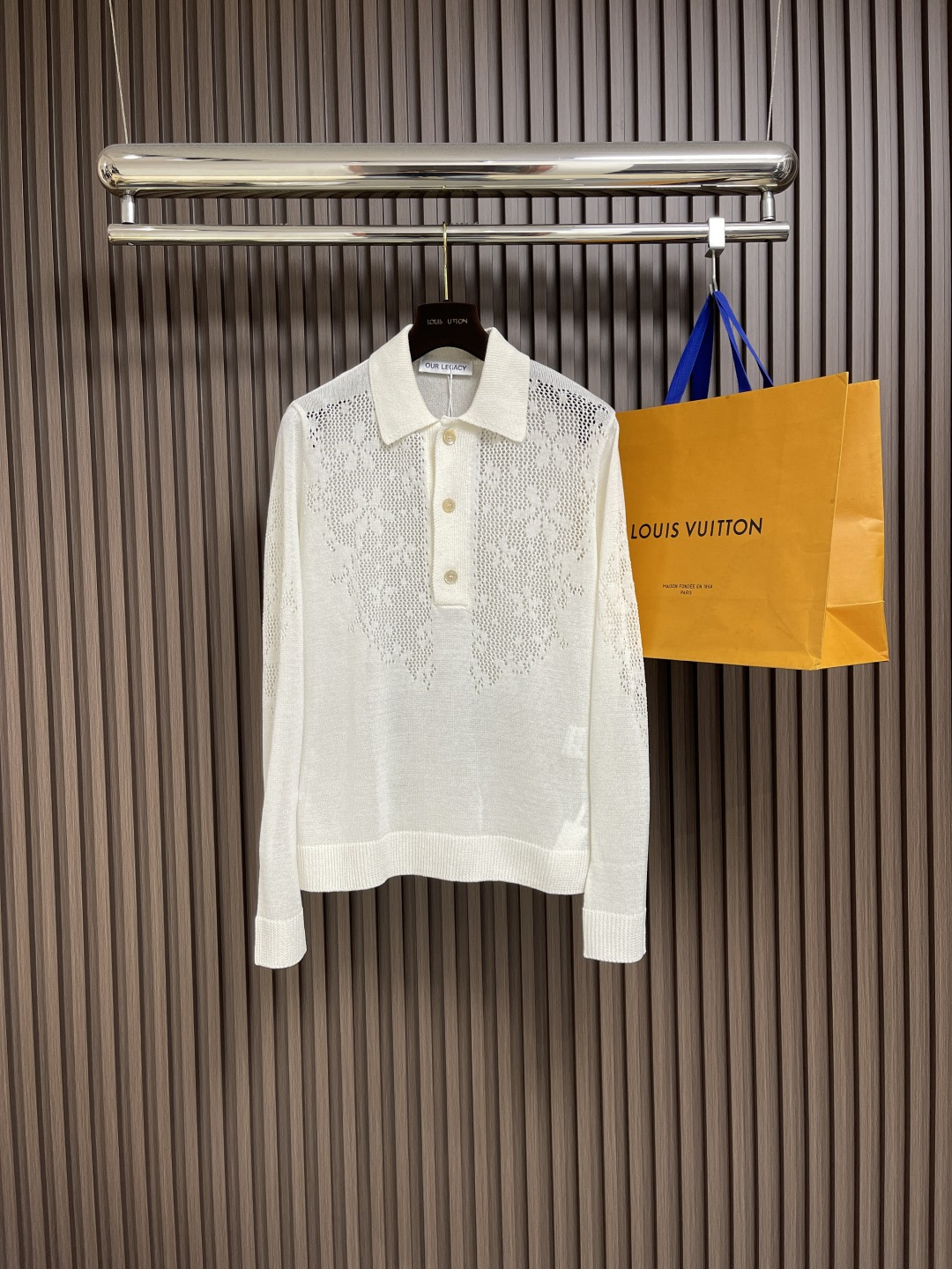 NO:499972,OUR LEGACY floral hollow knitted POLO shirt is made of 50% 30% cellulose and 20% polyester fiber. The front of the clothes is decorated with hollow floral gradient patterns. Only imported machines can spend such a complex process. The edge treatment of the hollow part is extremely delicate. The mother-of-pearl buckle is made of natural material with a warm and shiny, which fills the texture and craftsmanship details. It can be matched with multiple types of clothing to create a fashionable look. Customized auxiliary materials, complete three standards, the same style for men and women!  Size S-M-L, alexander wang19860909OUR LEGACY 花卉镂空针织POLO衫,采用50％的莱赛尔30％的纤维素20％的聚酯纤维混纺而成的面料,衣前饰以镂空花卉渐变图案,只有进口的机子才能支出这样复杂的工艺,镂空部分的边缘处理极为细腻,珍珠母贝扣,天然材质自带温润光泽,把质感与工艺细节拉满了,能与多类型服饰搭配营造时尚造型,定制辅料,三标齐全,男女同款！尺码S-M-L,,alexander wang,Men's clothing