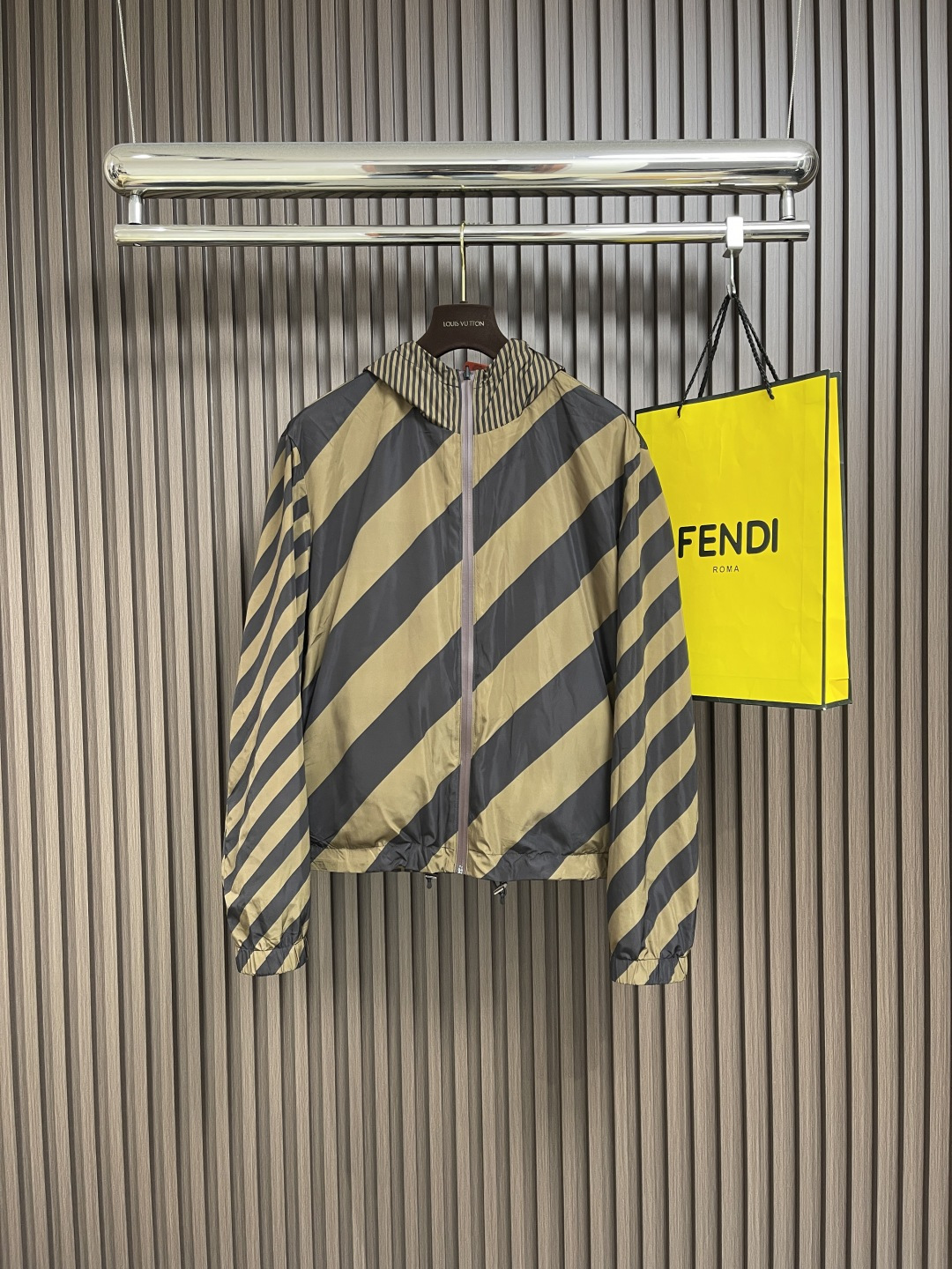 NO:451506,Fendi double-sided hooded jacket, customized densely weaved nylon brocade, full texture, comfortable skin, deep gray-black as the background, unique double-sided design, one side is decorated with a full FF pattern, like a brand gene, the other side is outlined with neat diagonal Pequin stripes, simple and dynamic design, hooded and drawstring design, add a sense of casualness, can be worn on both sides, free to switch between neat and free, fashionable weapon to show unique charm, digital direct injection technology printing, analysis of original typesetting through machine, convert pattern information into digital signals, spray dye directly onto the surface of the fabric, achieve high resolution printing effect, clear details, natural colors, use CNC laser to burn and cut pieces, high energy characteristics based on laser, precise control of the movement path of the laser beam through the laser generator, achieve accurate cutting of cut pieces The infrared camera is used to hit the corns more accurately and firmly. Size 48-54, fendi, jackets & coats, hats, alexander wang19860909Fendi 双面穿连帽夹克,定制密织奢纹锦纶锦 质感十足 舒适贴肤 以深邃灰黑为底色 别具一格的双面设计 一面饰以全幅FF图案铺陈 如同品牌基因的密码书写 另一面以利落的对角同色Pequin条紋勾勒 简洁而富有动感的设计 连帽与抽绳设计 增添随性之感 两面皆可穿 在利落与洒脱间自由切换 展现独特魅力的时尚利器 采用数码直喷技术印花 通过机器分析原版排版 将图案信息转化为数字信号 将染料直接喷射到面料表面 实现高分辨率的印花效果 细节清晰 色彩自然 采用数控激光烧花裁片 基于激光的高能量特性 通过激光发生器精确控制激光束的移动路径 实现精确的裁片形状切割 采用红外线专机打鸡眼位置更为精准 牢固结实.尺码48-54,,fendi,jackets & coats,hats,alexander wang,Men's clothing