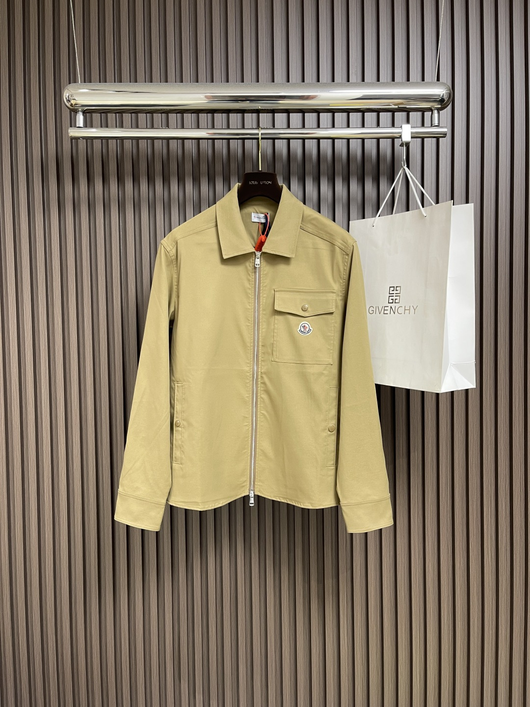 NO:455495,Moncler logo zipper shirt jacket, customized cotton hidden gauda, ​​full texture, comfortable skin, encounter brown tone, exudes restrained tenderness, iconic Moncler logo embroidery on it, adding brand recognition, simple and smooth lines, zipper opening and closing also follows the principle of minimalism, simplicity as the pen, texture as the ink, use the simplest elements to outline the most moving fashion scroll, use imported special machine infrared positioning 'Moncler logo embroidery' positioning is more accurate, firm and solid, template machine bag opening, preset templates to guide the position of the bag opening, shape and size accuracy ensure the quality of the bag opening, fabrics are washed, the texture is better, not easy to change, not easy to shrink, not easy to fade, maintain long-term beauty S-XL,, jackets &  coats,shirts,alexander wang19860909Moncler 标识拉链衬衫式夹克,定制臻品棉质隐纹华达呢 质感十足 舒适贴肤 邂逅棕调 散发着内敛的温柔 标志性Moncler标识绣标点缀其上 增添品牌辨识度 简洁流畅的线条 拉链开合亦遵循极简原则 以简洁为笔 以质感为墨 用最简洁的元素 勾勒出最动人的时尚画卷,采用进口专机红外线定位'Moncler标识绣标'位置更为精准 牢固结实 模版机开袋 预设的模板来指导开袋的位置 形状和大小精确性确保了开袋效果质量,面料都经过浇洗 手感质感更佳 不易变 不易缩水 不易褪色 保持长久的美观 尺码S-XL,,jackets & coats,shirts,alexander wang,Men's clothing