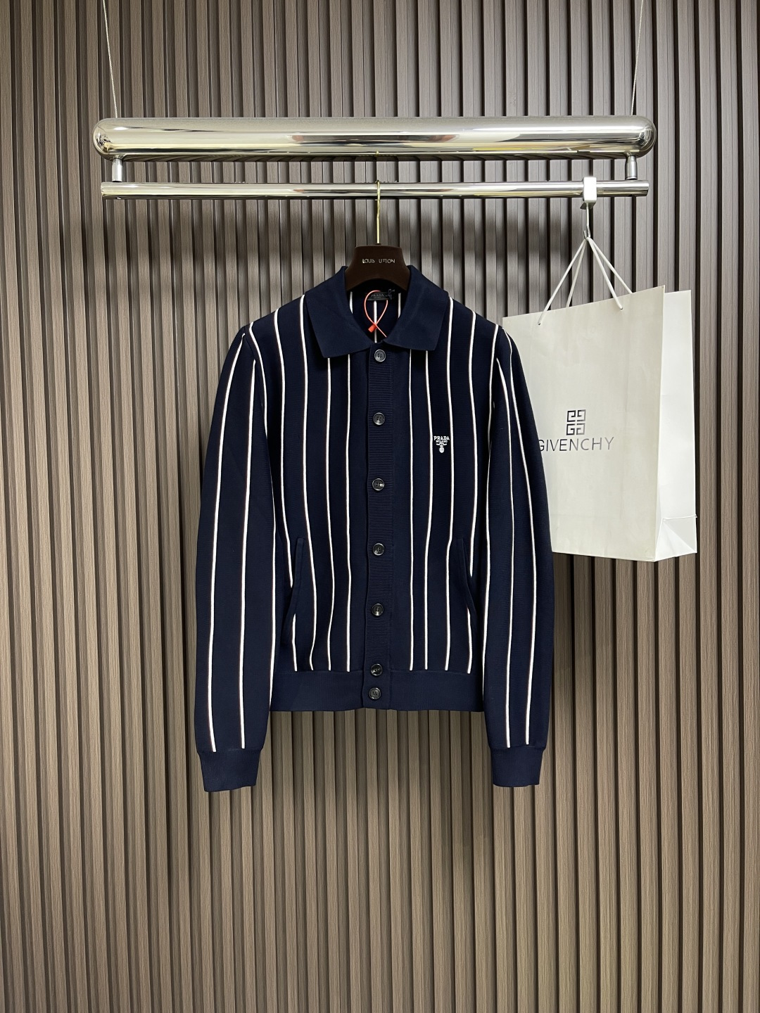 NO:455510,Prada striped embroidered long-sleeved sweater, fixed-woven classic-grade sheep cotton composite luxury material Soft and delicate Comfortable skin base White and red stripes like agile notes Jumping and intertwining on canvas The iconic Prada embroidery is exquisitely embedded on the sweater Low-key and powerful The arrangement and layout of the buttons symmetrical beauty visually forms a vertical extension to make the wearer's figure more upright and slender Using stripes as pens Use knitting as ink Weave a new chapter in fashion, using imported machine embroidery technology Use advanced computer control systems and precision mechanical components to achieve Prada embroidery operations High precision Fluid and delicate lines Use three-dimensional seams using seams It makes the clothes appear more three-dimensional and fit the body by using specific sewing methods at the seams cumbersome and complex workmanship Laundry washing water plus soft smell removal technology Through professional washing equipment and specific detergents  Deeply clean and deodorize clothes to improve the feel and appearance of clothes. Size 48-50-52-54 S-XL, prada, sweaters, alexander wang19860909Prada 条纹刺绣长袖毛衣,定织典藏级羊棉复合奢料 柔软细腻 舒适贴肤 宝蓝为底 白色与红色条纹如灵动的音符 在画布上跳跃交织 标志性Prada刺绣精致地镶嵌在毛衣之上 低调而有力 纽扣的排列与版型对称美感 在视觉上形成一种纵向的延伸感 让穿着者身姿更挺拔修长 以条纹为笔 以针织为墨 织就时尚新章,采用进口机刺绣工艺 使用先进的计算机控制系统和精密的机械部件 实现Prada刺绣作业 精度高 线条流畅而细腻 采用接缝立体缝线 它通过在接缝处使用特定的缝纫方法 使衣物呈现出更加立体和贴合身体的效果 做工繁琐复杂 成衣洗水加软去味工艺 通过专业的洗涤设备和特定的洗涤剂 对衣物进行深度清洁和去味处理 改善衣物的手感和外观.尺码48-50-52-54 S-XL,,prada,sweaters,alexander wang,Men's clothing