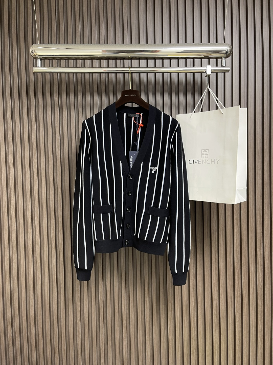 NO:455505,Prada striped embroidered cardigan sweater, fixed-woven classic-grade sheep cotton composite luxury material Soft and delicate Comfortable skin Black charm Striped dream weaving White and blue stripes jump and intertwined on canvas The iconic Prada embroidery is exquisitely embedded on the sweater Low-key and powerful Encountered cardigan elegant charm Exposed neck lines just right Use stripes as pens Use knitting as ink Weaving a new chapter in fashion, using imported machine embroidery technology Use advanced computer control systems and precision mechanical components to achieve Prada embroidery operation High precision Fluid and delicate lines, using seam three-dimensional seam It makes the clothes appear more three-dimensional and fit the body by using specific sewing methods at the joints cumbersome and complex workmanship, laundry washing water plus soft smell removal process Deep cleaning and smell removal of clothes through professional washing equipment and specific detergents  Improve the feel and appearance of clothing. Size 48-50-52-54 S-XL, prada, sweaters, alexander wang19860909Prada 条纹刺绣开衫毛衣,定织典藏级羊棉复合奢料 柔软细腻 舒适贴肤 黑韵流芳 条纹织梦 白色与蓝色条纹如灵动的音符 在画布上跳跃交织 标志性Prada刺绣精致地镶嵌在毛衣之上 低调而有力 邂逅开衫雅韵 恰到好处地露出颈部线条 以条纹为笔 以针织为墨 织就时尚新章,采用进口机刺绣工艺 使用先进的计算机控制系统和精密的机械部件 实现Prada刺绣作业 精度高 线条流畅而细腻,采用接缝立体缝线 它通过在接缝处使用特定的缝纫方法 使衣物呈现出更加立体和贴合身体的效果 做工繁琐复杂,成衣洗水加软去味工艺 通过专业的洗涤设备和特定的洗涤剂 对衣物进行深度清洁和去味处理 改善衣物的手感和外观.尺码48-50-52-54 S-XL,,prada,sweaters,alexander wang,Men's clothing