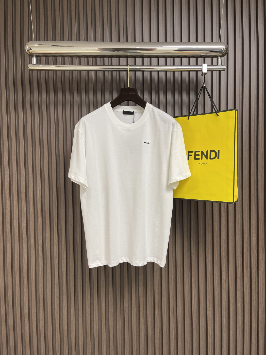 NO:453067,Prada's new favorite in summer~ Small letter embroidered four-color pure cotton short-sleeved T-shirt, small embroidery, big identity - Prada's low-key announcement!  The exquisite small letter embroidery on the chest is the 'identity seal' engraved in the genes by Pra**. There is no exaggerated pattern, and it does not rely on large-scale printing to attract attention. It is just a small one. Those who understand it will naturally understand. It is made of pure cotton, breathable and not sweaty, and can keep it refreshing even if you wear it at 38 degrees in summer; it is first-class in moisture absorption, and you can wipe it off easily when you exercise and sweat, and it will dry one step faster than others. The fabric has a slightly old feeling, which is softer and more delicious as you go. Size XS-L, prada, T-shirt, tees, t-shirt, alexander wang19860909Prada 夏日新宠~小字母刺绣四色款纯棉短袖T恤,小刺绣,大身份——Prada的低调宣告！胸前精致的小字母刺绣,是 Pra**刻在基因里的 “身份印章” .没有浮夸图案,不靠大面积印花博眼球,就这么小小一枚,懂的人自然懂. 纯棉材质,透气不闷汗,夏天38度穿也能保持清爽；吸湿性一流,运动出汗随手一擦,干得比别人快一步 .面料自带微微做旧感,越穿越软、越穿越有味道的一件 T 恤.尺码XS-L,,prada,T-shirt,tees，t-shirt,alexander wang,Men's clothing