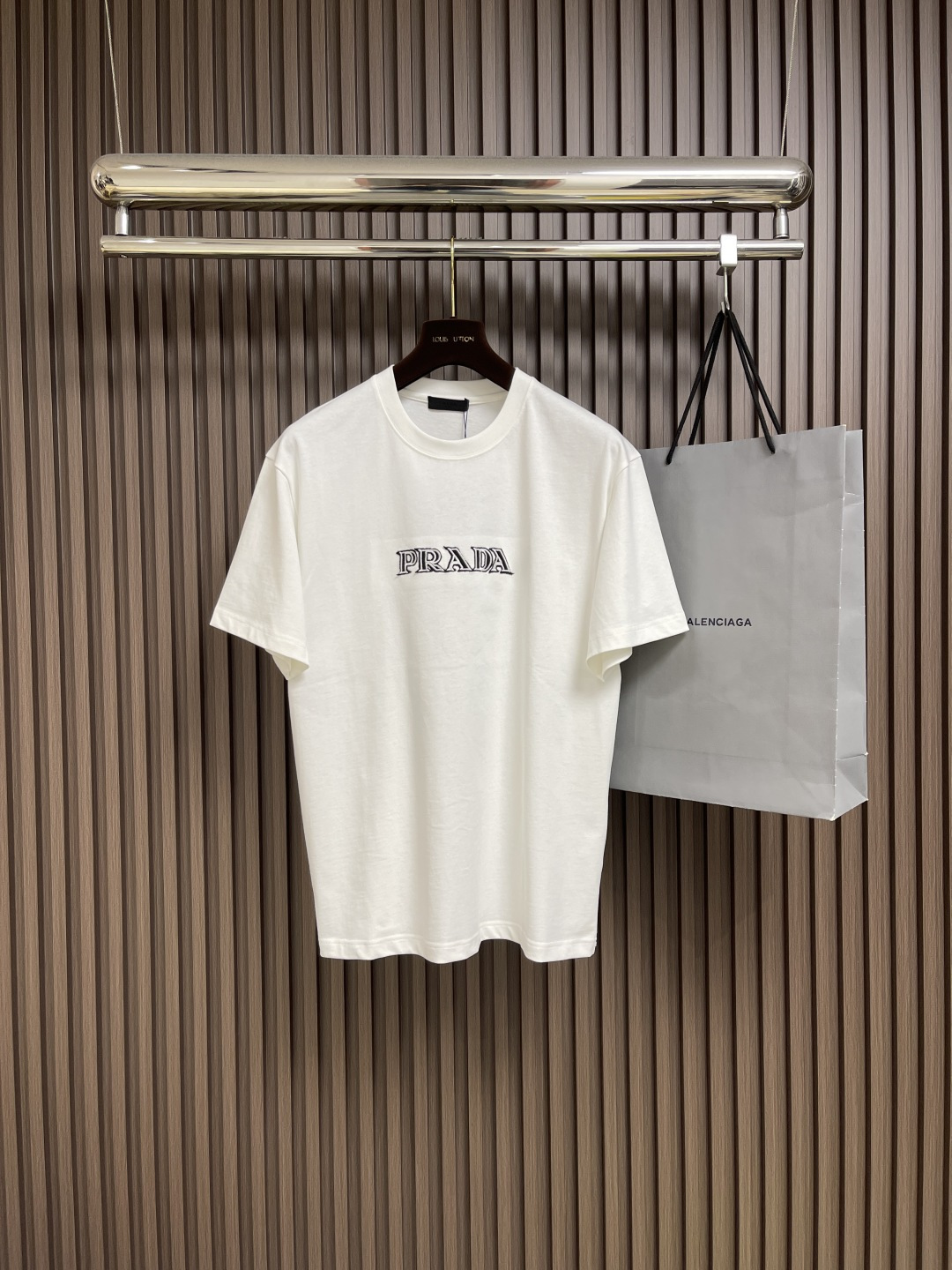 NO:453104,Prada Large letter embroidered short-sleeved T-shirt, when classic letter embroidery, encounter the 'solid texture' of tightly knitted cotton. This couple T-shirt is a two-way journey of love and taste. The three-dimensional letters on the chest + triangle logo on the back, the P-fabric is full of recognition, black and white contrasting embroidery thread, simple and high-end design sense, couples wear the same frame, tacit understanding value is directly full; the fabric is hard and powerful, tightly knitted cotton, with solid feel, not easy to deform, not easy to penetrate, and the crisp style is suitable for all body shapes. Couples are versatile, basic white T background, men and women are not picky. Size XS-L,, prada, T-shirt,tees, t-shirt,alexander wang19860909Prada 大字母刺绣短袖T恤,当经典字母刺绣,邂逅紧密针织棉的「扎实质感」,这件情侣T,是爱意与品味的双向奔赴.刺绣灵魂胸前立体大字母＋后背三角徽标,P家辨识度拉满,黑白撞色绣线,简约中藏着高阶设计感,情侣同框穿,默契值直接拉满；面料硬实力紧密针织棉,手感扎实有筋骨,不易变形、不易透,挺括版型适配各种身形.情侣万能搭 基础白T底色,男女同款不挑人.尺码XS-L,,prada,T-shirt,tees，t-shirt,alexander wang,Men's clothing