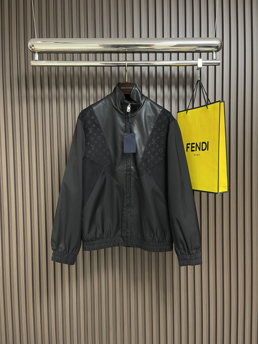 NO:455518,LV spliced ​​leather jacquard jacket, made of custom cowhide material, the leather is delicate and soft, and has a shiny feeling. The whole dress adopts splicing design, the splicing is made of jacquard full print design, customized hardware, elastic cuffs and hem, which can match multiple types of clothing to create a fashionable look, customized auxiliary materials, complete three standards, the same style as men and women!  Size 46-52, louis vuitton,jackets & coats,jackets & coats,cowhide,alexander wang19860909LV 拼接皮质提花夹克外套,采用定制牛皮材质,皮质细腻柔软,有光泽感,全衣采用拼接设计,拼接处采用提花满印设计,定制五金,弹力袖口和下摆,能多类型服饰搭配营造时尚造型,定制辅料,三标齐全,男女同款！尺码46-52,,louis vuitton,jackets & coats,jackets & coats,cowhide,alexander wang,Men's clothing