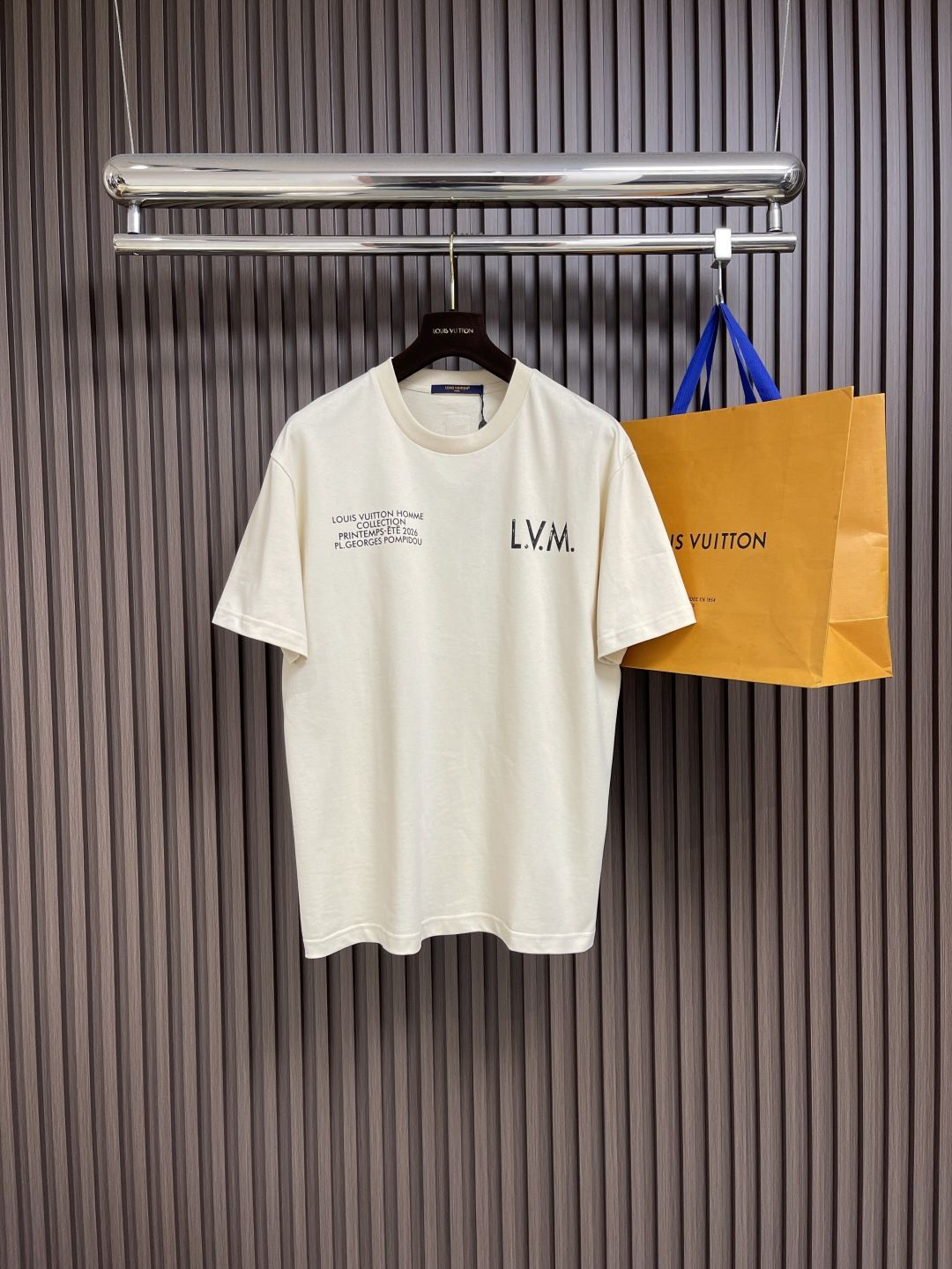 NO:451490,LV 2025SS new short-sleeved T-shirt, this 280g T-shirt is made of soft and breathable cotton knitted fabric, loose cut and ribbed round neck design, suitable for everyday casual wear. The chest is decorated with the latest 26ss new element letters, and the back is decorated with Louis Vuitton signs and the latest slogans printed. Size S-XL,,louis vuitton,louis vuitton,T-shirt,tees,t-shirt,alexander wang19860909LV 2025SS新款短袖T恤,这款280gT恤采用柔软透气的棉质针织面料,剪裁宽松,罗纹圆领设计,适合日常休闲穿着.胸前饰有最新26ss的新元素字母,背后饰有路易威登标志牌和印有最新标语.尺码S-XL,,louis vuitton,louis vuitton,T-shirt,tees，t-shirt,alexander wang,Men's clothing