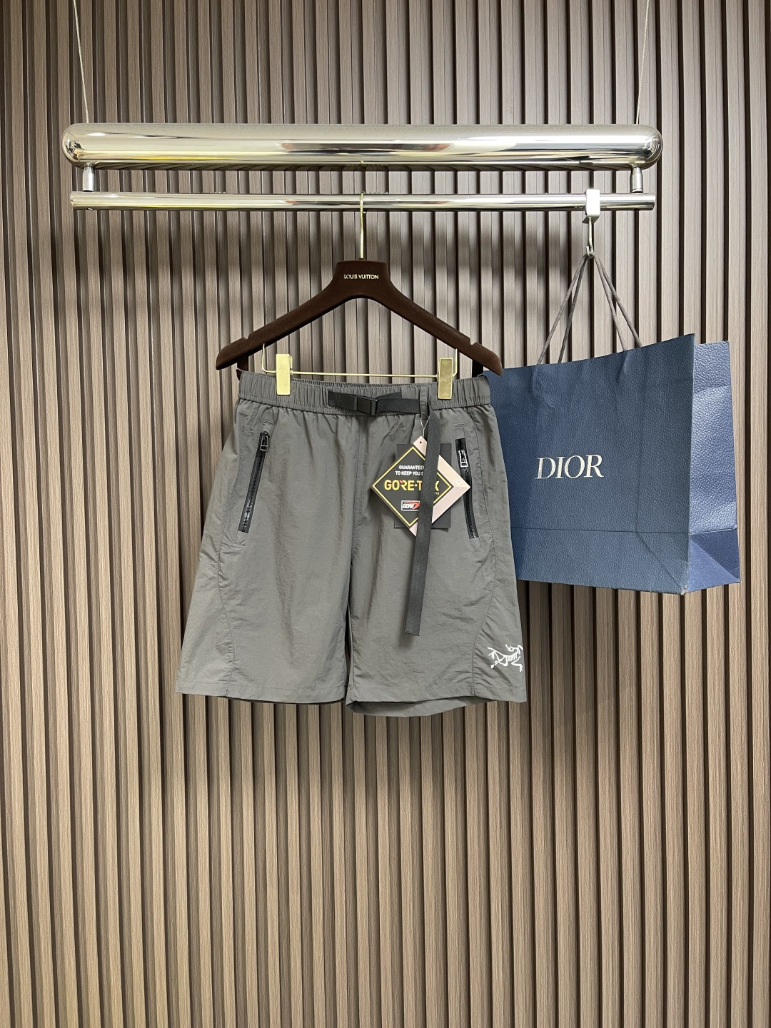 NO:451501,ARC'TERYX 2025SS Summer New Casual Shorts, full of design, very suitable for long-term activities in summer and outdoor activities. It is elastic, can quickly ventilate and heat dissipate, and it is easy to take and put into pockets. Size M-3XL, arc'teryx, shorts, alexander wang19860909ARC'TERYX 始祖鸟2025SS夏季新款休闲短裤,设计感十足,非常适合夏天和户外长时间活动穿着,富有弹性,能快速通风散热,口袋位置取放容易而实用.尺码M-3XL,arc'teryx,shorts,alexander wang,Men's clothing