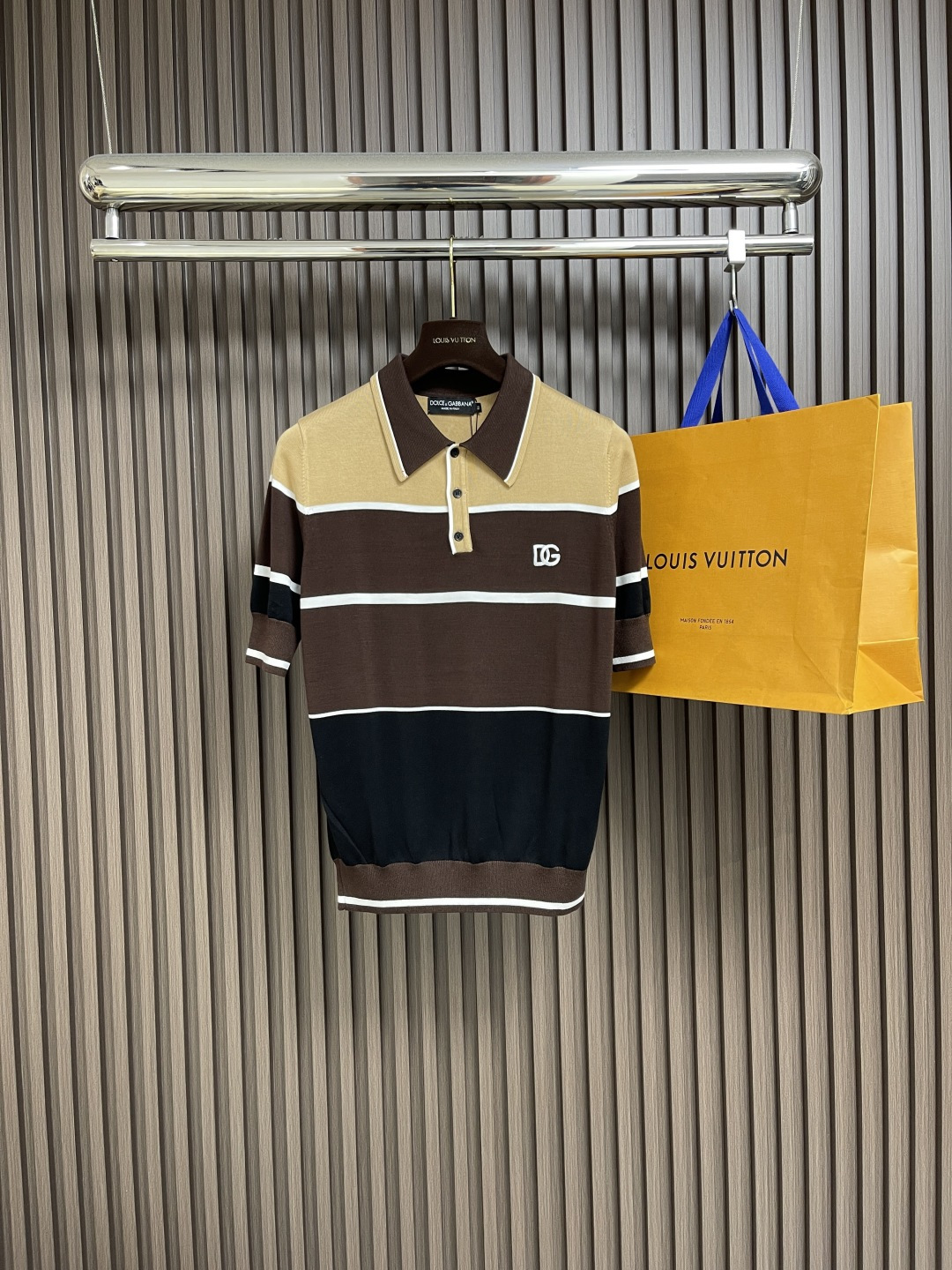 NO:451485,DOLCE & GABBANA 2025ss new knitted sweater polo DG letter embroidery fabric is perfectly made with imported machine 14 needles Restored Three-color matching design Upper body spirit Comfortable and breathable Slim fit Size S-XL, Dolce & Gabbana, alexander wang19860909DOLCE & GABBANA 2025ss新款针织衫polo DG字母绣花 面料采用进口机器14针完美制作 还原 三色搭配设计 上身精神 舒适透气 修身版型 尺码S-XL,,Dolce&Gabbana,alexander wang,Men's clothing