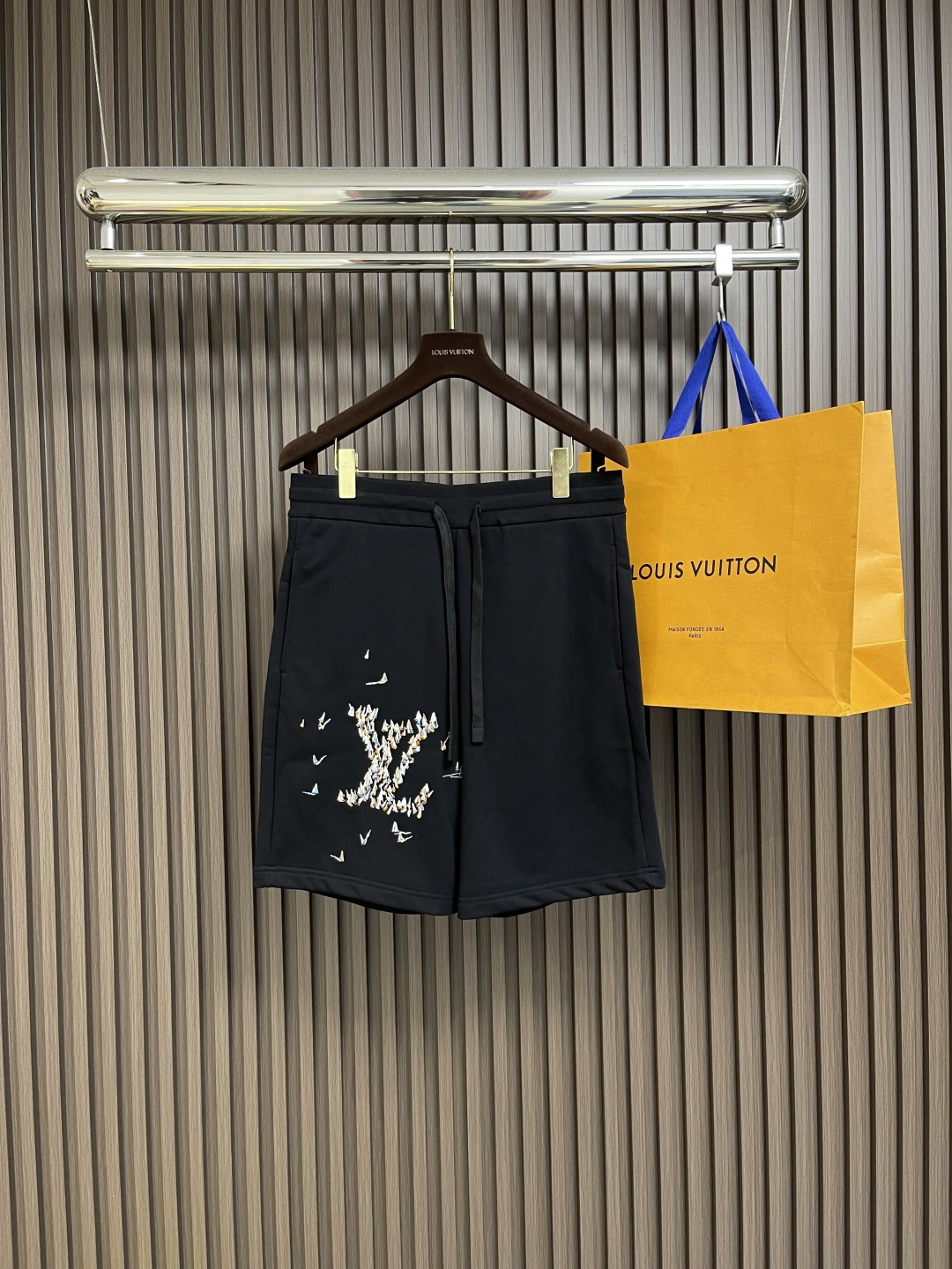 NO:453087,LV 2025ss Old Flower Sailboat Embroidery Shorts, the fabric is made of 380 grams heavy combed cotton, and it is washed twice. The fabric is comfortable and skin-friendly and has no sense of difference. Customized dyed fabrics, high textile density, good drape, not easy to deform, thick texture and tight spinning process will not affect the breathability of the fabric, and the saturation of the color is very high. The embroidery process uses imported embroidery machines to make the embroidery color fuller, the embroidery is more three-dimensional, the upper body effect is good, versatile and beautiful, the loose version covers the flesh and makes it look slim and not picky, simple but not simple design, easy to match, and do whatever you want. Size S-XL,,louis vuitton, shorts,alexander wang19860909LV 2025ss老花帆船刺绣短裤,面料采用380克重精梳棉,两遍水洗处理,面料舒适亲肤无异感,定制定染面料,纺织密度高,垂感佳,不易变形,厚织感加上紧密纺纱工艺,不会影响面料的透气性,成色的饱和度很高,刺绣工艺采用进口刺绣机器,使刺绣颜色更加饱满,绣花更加立体,版型上身效果好,百搭好看,宽松版型遮肉显瘦不挑人,简约而不简单的设计,轻松搭配,随心所欲 尺码S-XL,,louis vuitton,shorts,alexander wang,Men's clothing