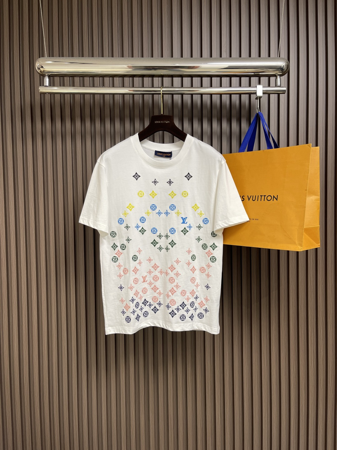 NO:453079,LV embroidered round neck short-sleeved T-shirt, which uses customized cotton fabric, which is comfortable, soft, breathable and sweat-absorbing. The chest is decorated with brand logo embroidery patterns, and the back collar is decorated with brand letter embroidery. It can be matched with multiple types of clothing to create a fashionable look. Customized auxiliary materials are complete, with three standards, the same style as men and women!  Size M-3XL M size clothes 68cm bust 100cm shoulder width 48cm L size clothes 70cm bust 104cm shoulder width 49cm XL size clothes 72cm bust 108cm shoulder width 50cm XXL size clothes 74cm bust 112cm shoulder width 51cm XXXL size clothes 76cm bust 116cm shoulder width 52cm,,louis vuitton,T-shirt,tees,t-shirt,alexander wang19860909LV 刺绣圆领短袖T恤,采用定制棉质面料,面料舒适柔软透气吸汗,胸前饰以品牌标识刺绣图案,后领同饰以品牌字母刺绣装饰,能与多类型服饰搭配营造时尚造型,定制辅料,三标齐全,男女同款！尺码M-3XL M码衣长68cm 胸围100cm 肩宽48cm L码衣长70cm 胸围104cm 肩宽49cm XL码衣长72cm 胸围108cm 肩宽50cm XXL码衣长74cm 胸围112cm 肩宽51cm XXXL码衣长76cm 胸围116cm 肩宽52cm,,louis vuitton,T-shirt,tees，t-shirt,alexander wang,Men's clothing