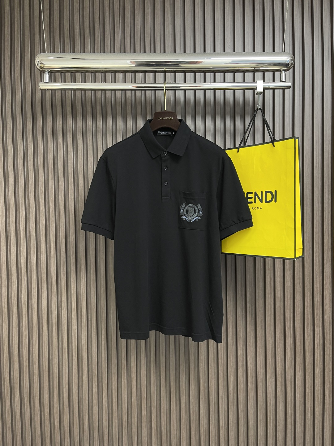 NO:478828,DOLCE & GABBANA DG 2025ss new lapel knitted POLO shirt top imported wool fabric DG embroidery logo Perfect details pair, top body texture is super slim fit style. Size 44-46-48-50-52-54 M-4XL 44 clothes 69cm shoulder width 44cm bust 51cm 46 clothes 70cm shoulder width 45.5cm bust 53cm 48 clothes 71cm shoulder width 47cm bust 55cm 50 clothes 72cm shoulder width 48.5cm bust 57cm 52 clothes 73cm shoulder width 50cm bust 59cm 54 clothes 74cm shoulder width 51.5cm  Bust circumference 61cm, Dolce & Gabbana, alexander wang19860909DOLCE & GABBANA DG 2025ss新款翻领针织POLO衫 顶级进口毛织面料 DG刺绣logo 完美细节对版 上身质感超好 修身版型.尺码44-46-48-50-52-54 M-4XL 44衣长69cm 肩宽44cm 胸围51cm 46衣长70cm 肩宽45.5cm 胸围53cm 48衣长71cm 肩宽47cm 胸围55cm 50衣长72cm 肩宽48.5cm 胸围57cm 52衣长73cm 肩宽50cm 胸围59cm 54衣长74cm 肩宽51.5cm 胸围61cm,,Dolce&Gabbana,alexander wang,Men's clothing