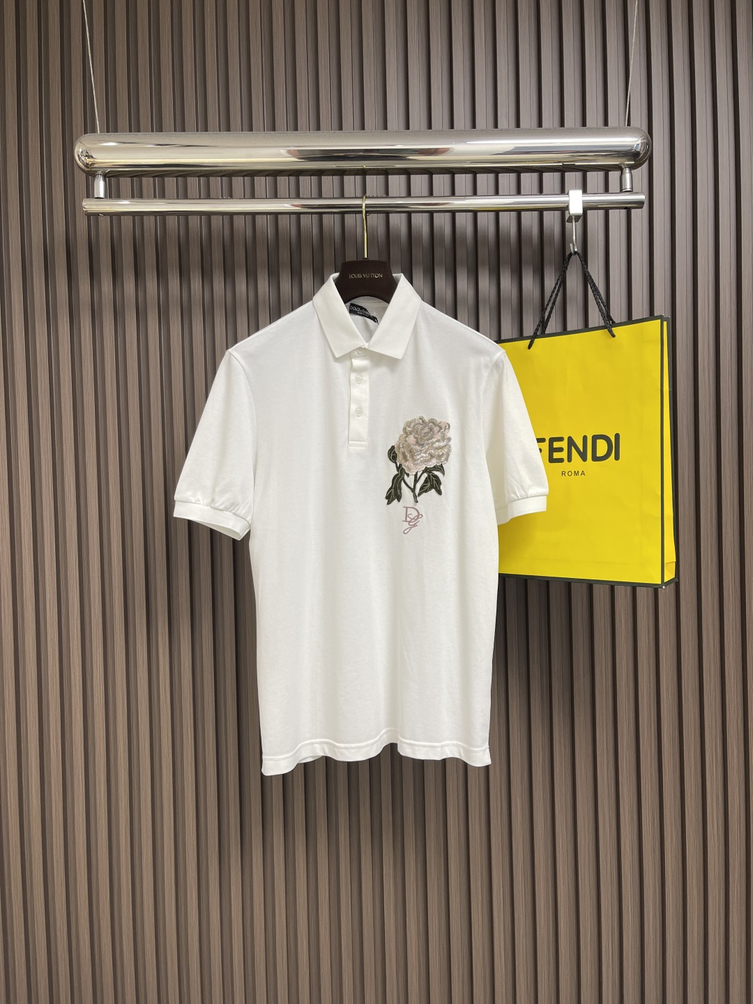 NO:478820,Dolce&Gabbana 2025ss new flower DG embroidered cotton beaded floor polo shirt, Logo classic embroidery logo, promotes brand recognition while showing the most original brand style, creating classic brand elements that combine elegant temperament and casual style, casual business versatile, customized 60S double-strand mercerized beaded flooring cotton fabric. Size 44-46-48-50-52-54 M-4XL,,Dolce&Gabbana,alexander wang19860909Dolce&Gabbana 2025ss新品花卉DG刺绣棉质珠地polo衫,Logo经典刺绣标识,宣扬品牌辨识度的同时展现最原始的品牌风格,打造经典的品牌元素结合典雅气质与休闲风范,休闲商务百搭,定制60S双股丝光珠地棉面料.尺码44-46-48-50-52-54 M-4XL,,Dolce&Gabbana,alexander wang,Men's clothing