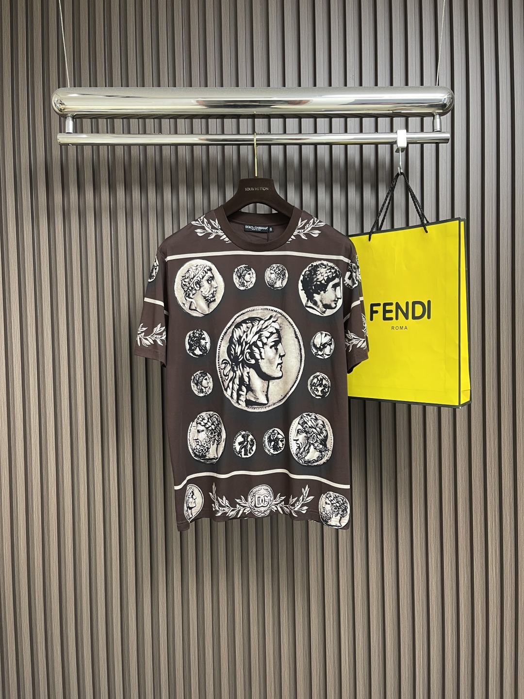 NO:475827,DolceGabbana DG 2025SS spring and summer new jacquard logo round neck short-sleeved T-shirt, with eye-catching logo pattern modification!  Different from the past, it declares the design concept that has been passed down for many years in the brand!  Its eye-catchingness is no less than any style, and it perfectly presents the fashionable, high-end and luxurious feeling in front of the world!  Made of imported cotton, selected high-quality cotton fabrics, soft and soft, skin-friendly and delicate. Size 44-46-48-50-52-54 M-4XL 44 garment length 69cm shoulder width 44cm bust 51cm 46 garment length 70cm shoulder width 45.5cm bust 53cm 48 garment length 71cm shoulder width 47cm bust 55cm 50 garment length 72cm shoulder width 48.5cm bust 57cm 52 garment length 73cm shoulder width 50cm bust 59cm 54 garment length 74cm shoulder width 51.5cm bust 61cm, Dolce&Gabbana, Dolce&Gabbana, T-shirt,tees, t-shirt,alexander wang19860909DolceGabbana杜嘉班纳 DG 2025SS春夏新款提花标识圆领短袖T恤,醒目的logo图案修饰！区别于以往的不同,宣示品牌传承多年的设计理念！其吸睛度完全不亚于任何式,将时髦高级感与奢华感完美呈现在世人眼前！客供进口全棉材质制成,精选优质棉面料,触感软糯亲肤细腻.尺码44-46-48-50-52-54 M-4XL 44衣长69cm 肩宽44cm 胸围51cm 46衣长70cm 肩宽45.5cm 胸围53cm 48衣长71cm 肩宽47cm 胸围55cm 50衣长72cm 肩宽48.5cm 胸围57cm 52衣长73cm 肩宽50cm 胸围59cm 54衣长74cm 肩宽51.5cm 胸围61cm,,Dolce&Gabbana,Dolce&Gabbana,T-shirt,tees，t-shirt,alexander wang,Men's clothing