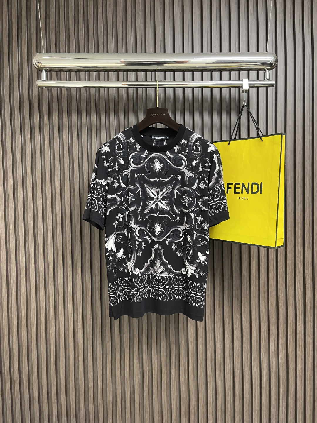 NO:455938,DolceGabbana DG 2025SS spring and summer new jacquard logo round neck short-sleeved T-shirt, with eye-catching logo pattern modification!  Different from the past, it declares the design concept that has been passed down for many years in the brand!  Its eye-catchingness is no less than any style, and it perfectly presents the fashionable, high-end and luxurious feeling in front of the world!  Made of imported cotton materials, selected high-quality cotton fabrics, soft and soft to the touch, skin-friendly and delicate. Size 44-46-48-50-52-54, Dolce&Gabbana, Dolce&Gabbana, T-shirt,tees, t-shirt,alexander wang19860909DolceGabbana杜嘉班纳 DG 2025SS春夏新款提花标识圆领短袖T恤,醒目的logo图案修饰！区别于以往的不同,宣示品牌传承多年的设计理念！其吸睛度完全不亚于任何式,将时髦高级感与奢华感完美呈现在世人眼前！客供进口全棉材质制成,精选优质棉面料,触感软糯亲肤细腻.尺码44-46-48-50-52-54,,Dolce&Gabbana,Dolce&Gabbana,T-shirt,tees，t-shirt,alexander wang,Men's clothing