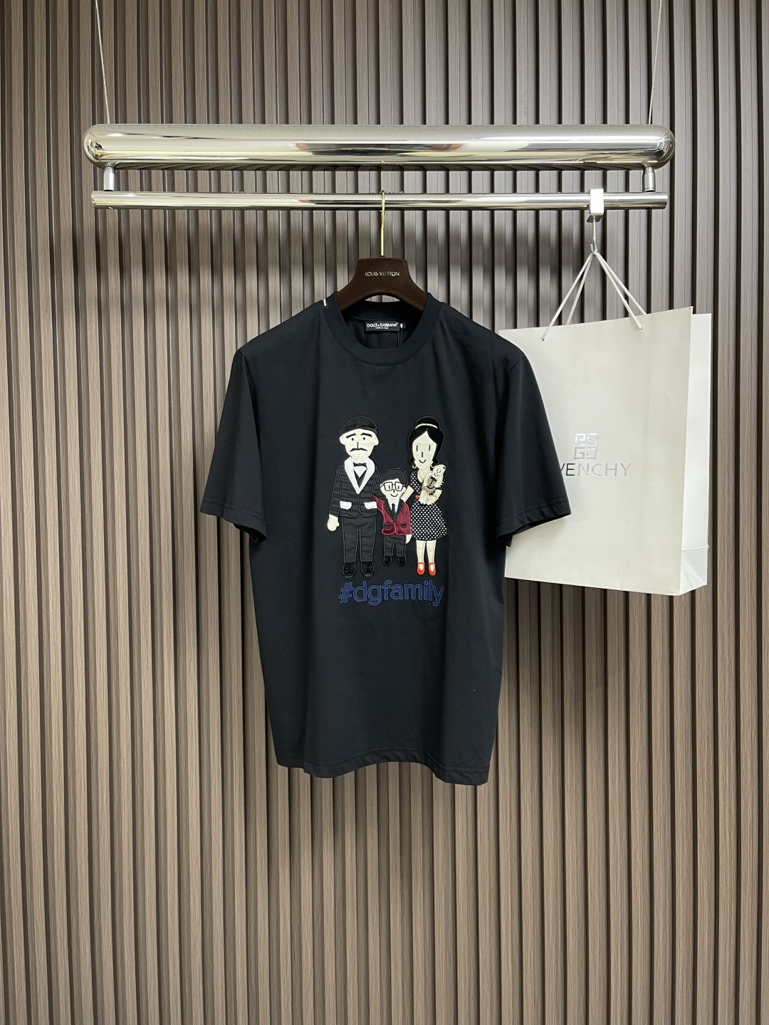 NO:475772,DG DOLCE GABBANA 2025SS spring and summer short-sleeved T-shirt, 2025SS spring and summer series. Customized pure cotton fabric, brand logo doll on the chest DG letter embroidery, the first choice for casual outing. Size 44-46-48-50-52-54 M-4XL 44-long 69cm shoulder width 44cm bust 51cm 46-long 70cm shoulder width 45.5cm bust 53cm 48-long 71cm shoulder width 47cm bust 55cm 50-long 72cm shoulder width 48.5cm bust 57cm 52-long 73cm shoulder width 50cm bust 59cm 54-long 74cm shoulder width 51.5cm  Bust circumference 61cm, Dolce & Gabbana, Dolce & Gabbana, T-shirt, tees, t-shirt, alexander wang19860909DG DOLCE GABBANA 杜嘉班纳2025SS春夏短袖T恤,2025SS春夏系列.定制纯棉面料,胸前品牌标识公仔DG字母刺绣,休闲出街首选款.尺码44-46-48-50-52-54 M-4XL 44衣长69cm 肩宽44cm 胸围51cm 46衣长70cm 肩宽45.5cm 胸围53cm 48衣长71cm 肩宽47cm 胸围55cm 50衣长72cm 肩宽48.5cm 胸围57cm 52衣长73cm 肩宽50cm 胸围59cm 54衣长74cm 肩宽51.5cm 胸围61cm,,Dolce&Gabbana,Dolce&Gabbana,T-shirt,tees，t-shirt,alexander wang,Men's clothing