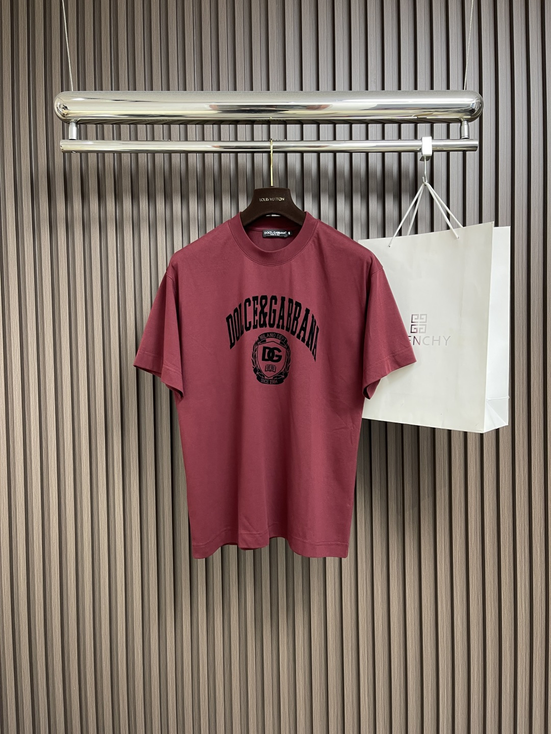 NO:475778,Dolce & Gabbana 2025ss new spray-painted logo printed round neck T-shirt, DG letter cotton short-sleeved T-shirt, presented in a new style and combination, realizing the contemporary evolution of brand DNA. Customized original high-support yarn high-density 80S/3-strand yarn pure cotton fabric. Size 44-46-48-50-52-54 M-4XL 44 garment length 69cm shoulder width 44cm bust 51cm 46 garment length 70cm shoulder width 45.5cm bust 53cm 48 garment length 71cm shoulder width 47cm bust 55cm 50 garment length 72cm shoulder width 48.5cm bust 57cm 52 garment length 73cm shoulder width 50cm bust 59cm 54 garment length 74cm  Shoulder width 51.5cm bust 61cm, Dolce & Gabbana, Dolce & Gabbana, T-shirt,tees, t-shirt,alexander wang19860909Dolce & Gabbana 杜嘉班纳2025ss新品喷绘logo印花圆领T恤,DG字母棉质短袖T恤,以新式造型和组合呈现,实现品牌 DNA 的当代演变.定制原版高支纱高密度80S/3股纱纯棉面料.尺码44-46-48-50-52-54 M-4XL 44衣长69cm 肩宽44cm 胸围51cm 46衣长70cm 肩宽45.5cm 胸围53cm 48衣长71cm 肩宽47cm 胸围55cm 50衣长72cm 肩宽48.5cm 胸围57cm 52衣长73cm 肩宽50cm 胸围59cm 54衣长74cm 肩宽51.5cm 胸围61cm,,Dolce&Gabbana,Dolce&Gabbana,T-shirt,tees，t-shirt,alexander wang,Men's clothing