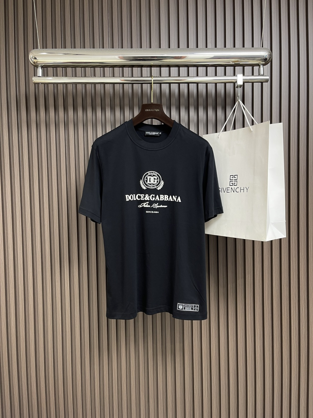 NO:478891,Dolce Gabbana DG 2025ss summer new basic mercerated cotton round neck short-sleeved T-shirt, letters and logo printed casual round neck short-sleeved T-shirt!  Customer-supplied high-end high-density 80 double-strand mercerized cotton fabric, with a soft and delicate texture, which can crush ordinary fabrics on the market at will, with good moisture absorption and breathability, and brings an ultimate comfortable wearing experience to the skin!  The letter logo on the chest has a tight and high-quality print texture, making it more three-dimensional visually, and brings an unquestionable luxury class. The basic conventional solid color round neck cut is suitable for everyday wear. Size 44-46-48-50-52-54 M-4XL 44 69cm long shoulder width 44cm bust 51cm 46 70cm long shoulder width 45.5cm bust 53cm 48 71cm long shoulder width 47cm bust 55cm 50 72cm shoulder width 48.5cm bust 57cm 52 73cm shoulder width 50cm bust 59cm 54 74cm shoulder width 51.5cm  Bust circumference 61cm, Dolce & Gabbana, T-shirt, tees, t-shirt, alexander wang19860909Dolce Gabbana DG 2025ss夏季新款基础丝光棉圆领短袖T恤,字母徽标印花休闲圆领短袖t恤衫！客供进口高支高密80支双股丝光棉面料,软糯细腻的出色质感,可随意碾压市面普通面料,吸湿透气性佳,贴肤带来极致舒适的穿着体验！胸前字母徽标印花标识,印花质感紧密高级,令视觉上更具立体感,同时带来了毋庸置疑的奢华档次,基础常规的纯色圆领版型剪裁,日常单穿内搭皆宜.尺码44-46-48-50-52-54 M-4XL 44衣长69cm 肩宽44cm 胸围51cm 46衣长70cm 肩宽45.5cm 胸围53cm 48衣长71cm 肩宽47cm 胸围55cm 50衣长72cm 肩宽48.5cm 胸围57cm 52衣长73cm 肩宽50cm 胸围59cm 54衣长74cm 肩宽51.5cm 胸围61cm,,Dolce&Gabbana,T-shirt,tees，t-shirt,alexander wang,Men's clothing