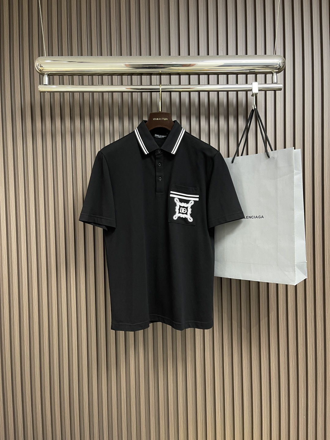 NO:458873,DOLCE & GABBANA DG 2025ss new lapel knitted POLO shirt top imported wool fabric DG embroidery logo perfect details pair, top body texture is super slim fit style. Size 44-46-48-50-52-54,,Dolce & Gabbana,alexander wang19860909DOLCE & GABBANA DG 2025ss新款翻领针织POLO衫 顶级进口毛织面料 DG刺绣logo 完美细节对版 上身质感超好 修身版型.尺码44-46-48-50-52-54,,Dolce&Gabbana,alexander wang,Men's clothing