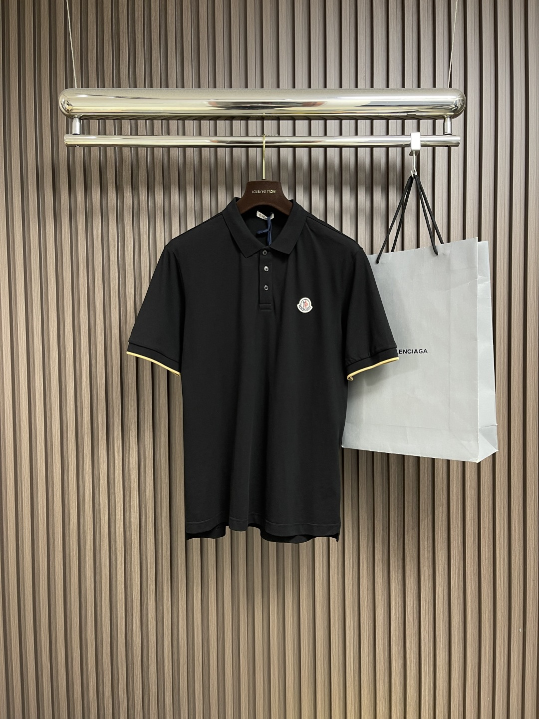 NO:495688,Moncler SS early spring new three-dimensional POLO shirt, short-sleeved polo shirt, customized letter logo buttons, detailed in place, made of cotton beaded cloth, comfortable to touch, full three-mark size S-XXL, T-shirt, alexander wang19860909Moncler SS早春新款立体仔章POLO衫 短袖马球衫,定制字母标识纽扣,细节到位,采用棉质珠地布制成,手感舒适,三标齐全 尺码S-XXL,,T-shirt,alexander wang,Men's clothing