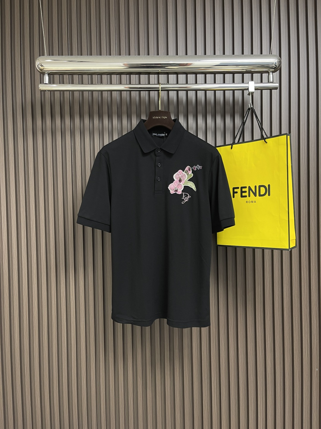 NO:461376,Dolce&Gabbana 2025ss new flower DG embroidered cotton beaded floor polo shirt, Logo classic embroidery logo, promotes brand recognition while showing the most original brand style, creating classic brand elements that combine elegant temperament and casual style, casual business versatile, customized 60S double-strand mercerized beaded flooring cotton fabric. Size 44-46-48-50-52-54,,Dolce&Gabbana,alexander wang19860909Dolce&Gabbana 2025ss新品花卉DG刺绣棉质珠地polo衫,Logo经典刺绣标识,宣扬品牌辨识度的同时展现最原始的品牌风格,打造经典的品牌元素结合典雅气质与休闲风范,休闲商务百搭,定制60S双股丝光珠地棉面料.尺码44-46-48-50-52-54,,Dolce&Gabbana,alexander wang,Men's clothing