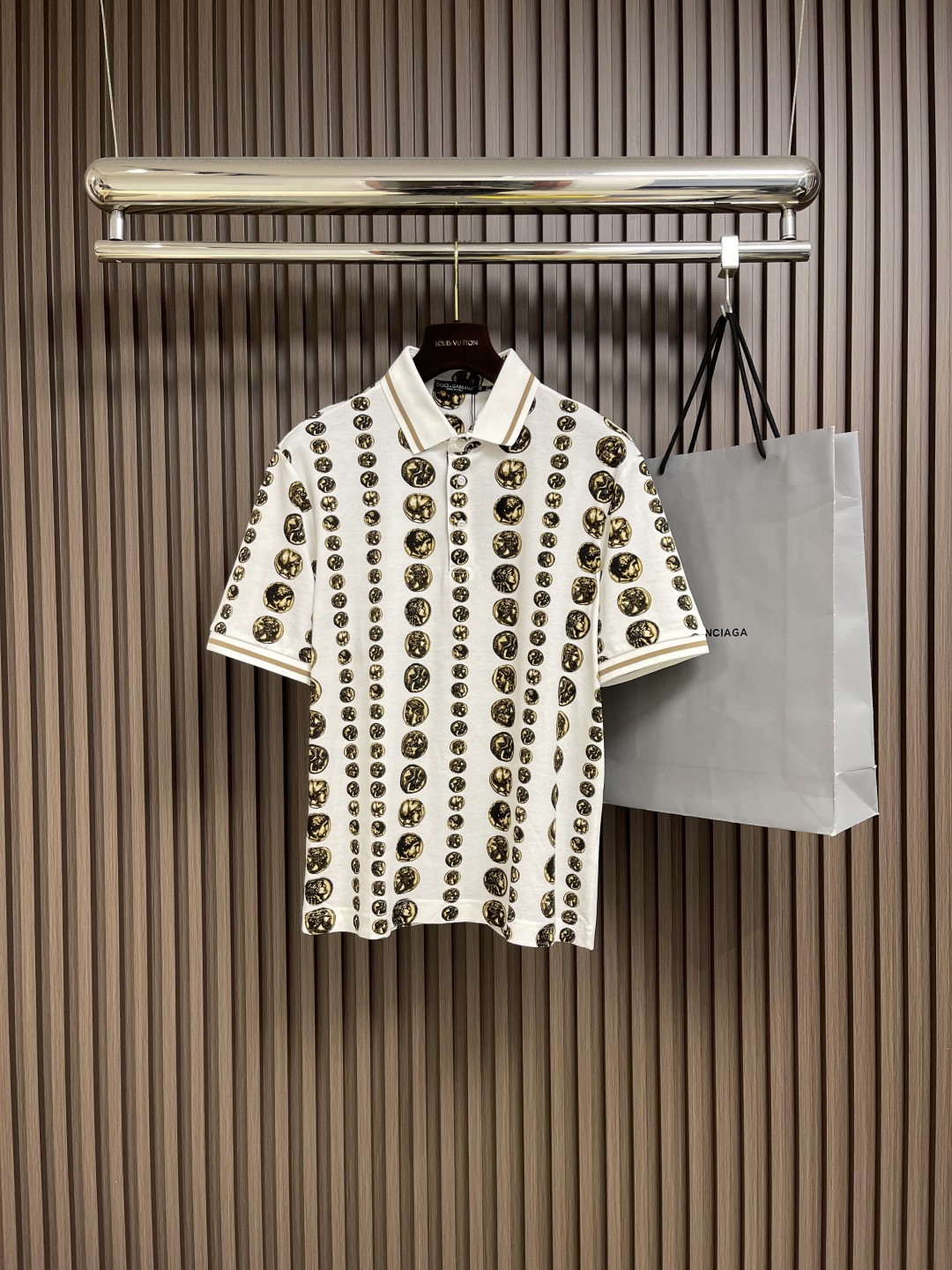 NO:455945,DOLCE & GABBANA DG 2025ss new knitted sweater polo dg catwalk Roman Ringgit portrait hot model wool fabric is perfectly made of imported machine 14 stitches, restored pattern is full of clarity, upper body spirit, high-end khaki matching design is very good, button strap letters restore authentic, comfortable and breathable slim fit style. Size 44-46-48-50-52-54,,Dolce & Gabbana,alexander wang19860909DOLCE & GABBANA DG 2025ss新款针织衫polo dg走秀款罗马币人像爆款 毛织面料采用进口机器14针完美制作 还原 图案清晰度满满 上身精神高级上档次卡其色搭配设计非常好看 纽扣带字母还原正品 舒适透气修身版型.尺码44-46-48-50-52-54,,Dolce&Gabbana,alexander wang,Men's clothing