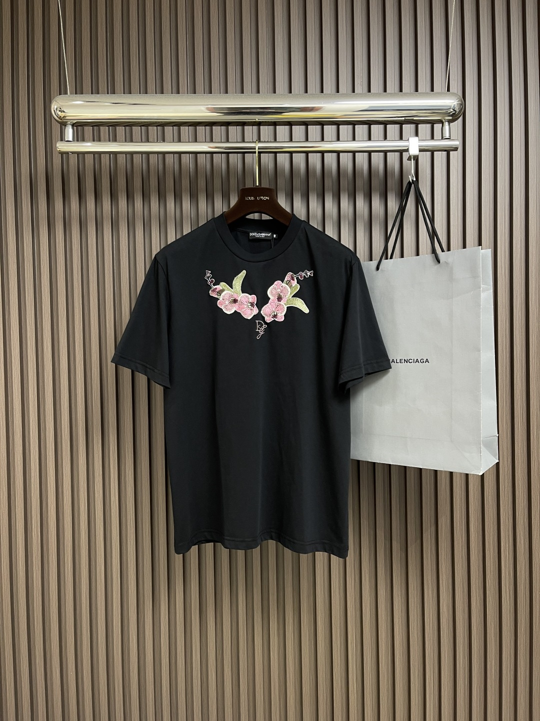 NO:505748,DolceGabbana DG 2025SS Spring and Summer New Floral Embroidery Logo Round Neck Short Sleeve T-shirt, with eye-catching logo pattern modification!  Different from the past, it declares the design concept that has been passed down for many years in the brand!  Its eye-catchingness is no less than any style, and it perfectly presents the fashionable, high-end and luxurious feeling in front of the world!  Made of imported cotton materials, selected high-quality cotton fabrics, soft and soft to the touch, skin-friendly and delicate. Size 44-46-48-50-52-54, Dolce&Gabbana, Dolce&Gabbana, T-shirt,tees, t-shirt,alexander wang19860909DolceGabbana杜嘉班纳 DG 2025SS春夏新款花卉刺绣标识圆领短袖T恤,醒目的logo图案修饰！区别于以往的不同,宣示品牌传承多年的设计理念！其吸睛度完全不亚于任何式,将时髦高级感与奢华感完美呈现在世人眼前！客供进口全棉材质制成,精选优质棉面料,触感软糯亲肤细腻.尺码44-46-48-50-52-54,,Dolce&Gabbana,Dolce&Gabbana,T-shirt,tees，t-shirt,alexander wang,Men's clothing