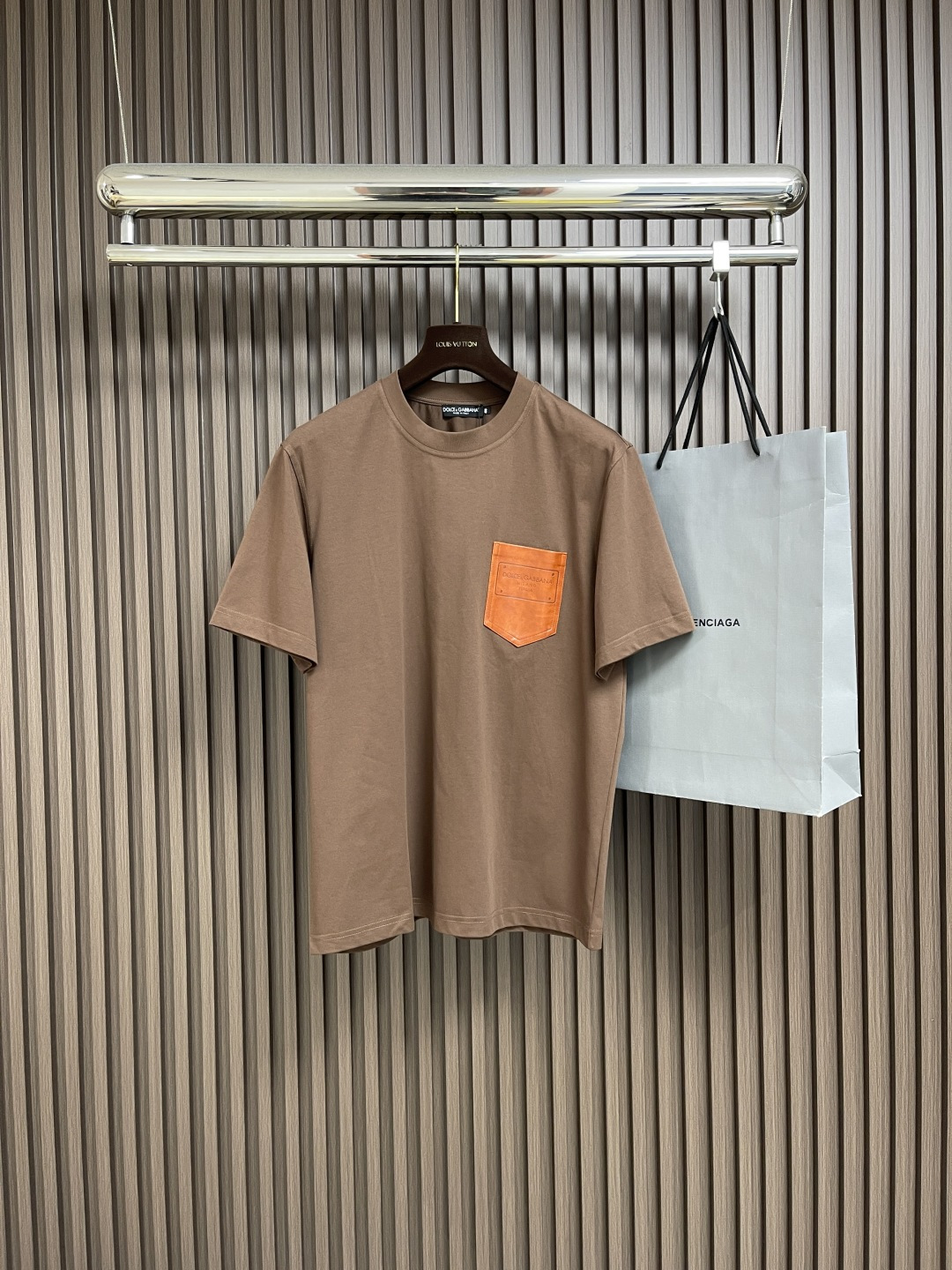 NO:455439,Dolce & Gabbana 2025ss summer new leather-patched pocket round neck short-sleeved T-shirt adopts original 260g threaded same cylinder fixed dye zero color difference new customized auxiliary materials exclusive quality difference currency welcome comparison. Size 44-46-48-50-52-54,,Dolce & Gabbana,Dolce & Gabbana,T-shirt,tees,t-shirt,alexander wang19860909Dolce & Gabbana 杜嘉班纳 2025ss夏季新款拼皮口袋圆领短袖t恤 采用原版260g 螺纹同缸定染零色差 全新定制辅料 独家品质区别通货 欢迎对比.尺码44-46-48-50-52-54,,Dolce&Gabbana,Dolce&Gabbana,T-shirt,tees，t-shirt,alexander wang,Men's clothing