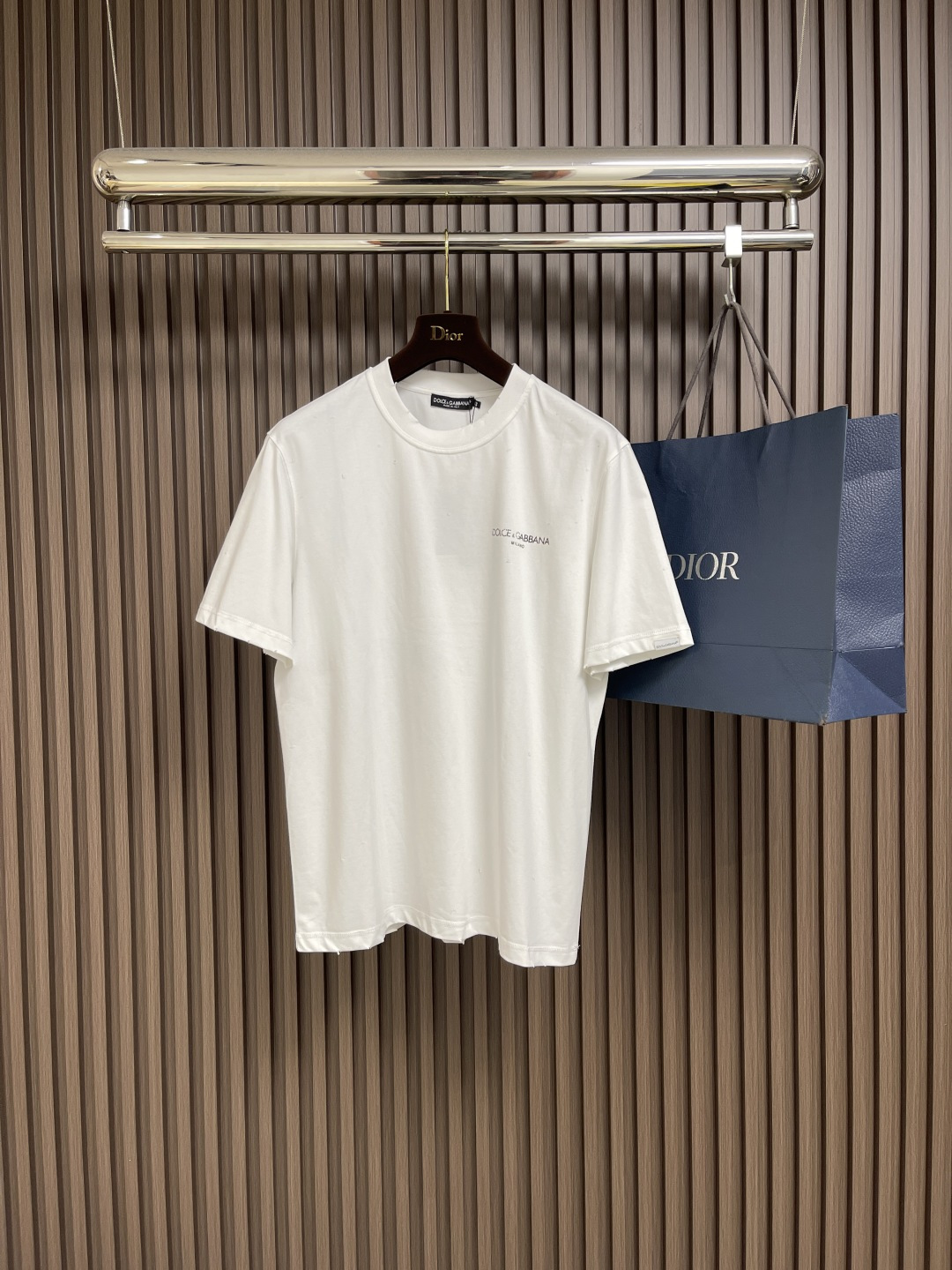 NO:461432,Dolce & Gabbana 2025ss new product spray-painted logo printed round neck T-shirt, DG letter cotton short-sleeved T-shirt, presented in new styles and combinations, realizing the contemporary evolution of brand DNA. Customized original high-spin yarn high-density 80S/3 strand yarn pure cotton fabric. Size 44-46-48-50-52-54,,Dolce & Gabbana,Dolce & Gabbana,T-shirt,tees,t-shirt,alexander wang19860909Dolce & Gabbana 杜嘉班纳2025ss新品喷绘logo印花圆领T恤,DG字母棉质短袖T恤,以新式造型和组合呈现,实现品牌 DNA 的当代演变.定制原版高支纱高密度80S/3股纱纯棉面料.尺码44-46-48-50-52-54,,Dolce&Gabbana,Dolce&Gabbana,T-shirt,tees，t-shirt,alexander wang,Men's clothing