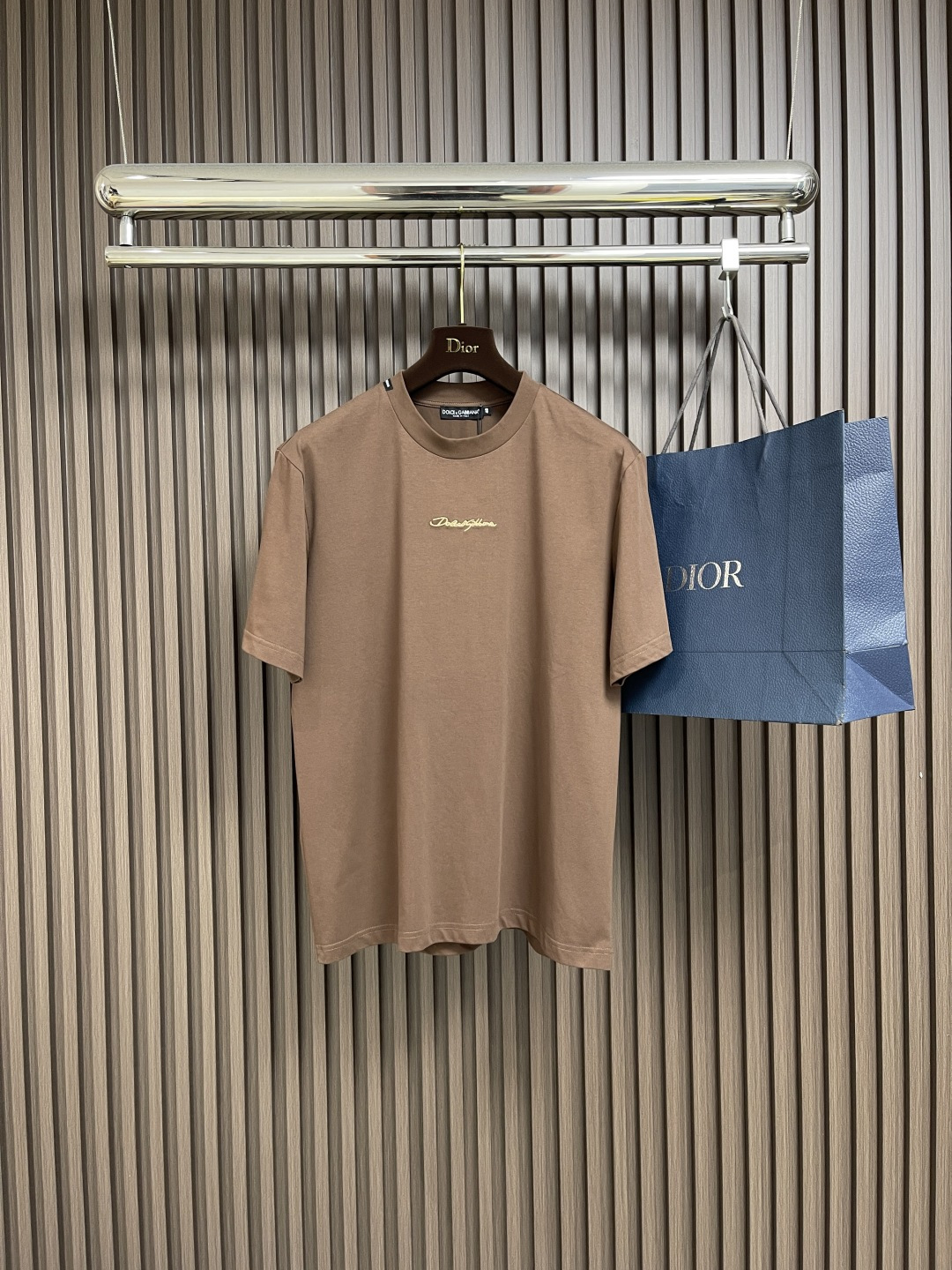 NO:456945,Dolce & Gabbana 2025ss new embroidered logo printed round neck T-shirt, DG letter cotton short-sleeved T-shirt, presented in new styles and combinations, realizing the contemporary evolution of brand DNA. Customized original high-spin yarn high-density 80S/3 strand yarn pure cotton fabric. Size 44-46-48-50-52-54,,Dolce & Gabbana,Dolce & Gabbana,T-shirt,tees,t-shirt,alexander wang19860909Dolce & Gabbana 杜嘉班纳2025ss新品刺绣logo印花圆领T恤,DG字母棉质短袖T恤,以新式造型和组合呈现,实现品牌 DNA 的当代演变.定制原版高支纱高密度80S/3股纱纯棉面料.尺码44-46-48-50-52-54,,Dolce&Gabbana,Dolce&Gabbana,T-shirt,tees，t-shirt,alexander wang,Men's clothing