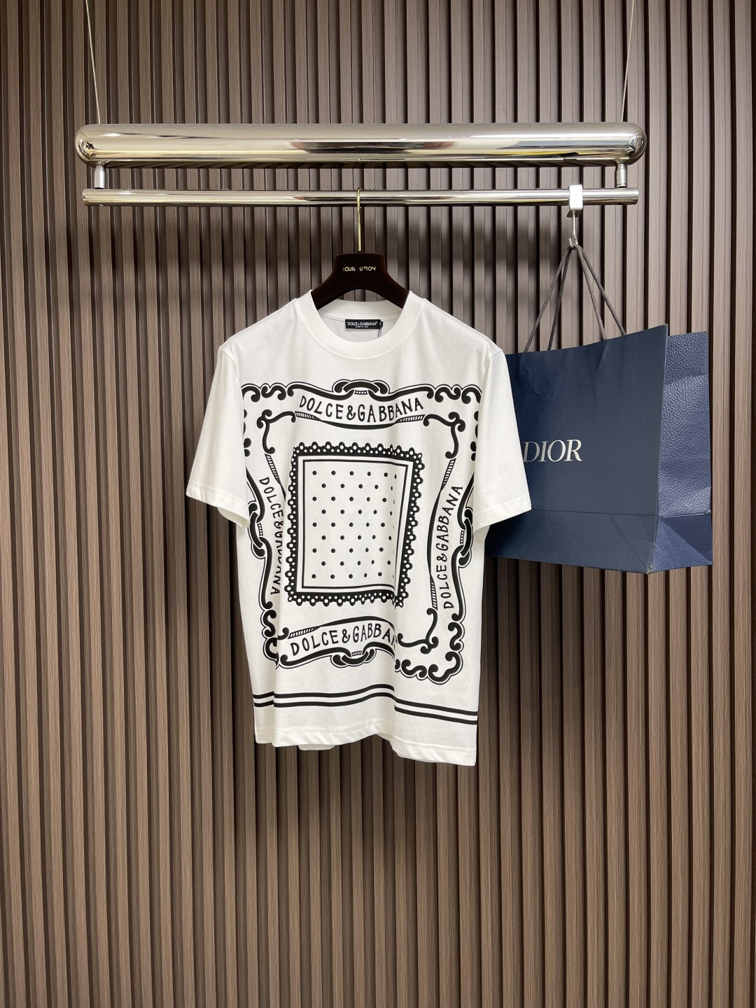 NO:456980,DolceGabbana DG 2025SS spring and summer new jacquard logo round neck short-sleeved T-shirt, with eye-catching logo pattern modification!  Different from the past, it declares the design concept that has been passed down for many years in the brand!  Its eye-catchingness is no less than any style, and it perfectly presents the fashionable, high-end and luxurious feeling in front of the world!  Made of imported cotton materials, selected high-quality cotton fabrics, soft and soft to the touch, skin-friendly and delicate. Size 44-46-48-50-52-54, Dolce&Gabbana, Dolce&Gabbana, T-shirt,tees, t-shirt,alexander wang19860909DolceGabbana杜嘉班纳 DG 2025SS春夏新款提花标识圆领短袖T恤,醒目的logo图案修饰！区别于以往的不同,宣示品牌传承多年的设计理念！其吸睛度完全不亚于任何式,将时髦高级感与奢华感完美呈现在世人眼前！客供进口全棉材质制成,精选优质棉面料,触感软糯亲肤细腻.尺码44-46-48-50-52-54,,Dolce&Gabbana,Dolce&Gabbana,T-shirt,tees，t-shirt,alexander wang,Men's clothing