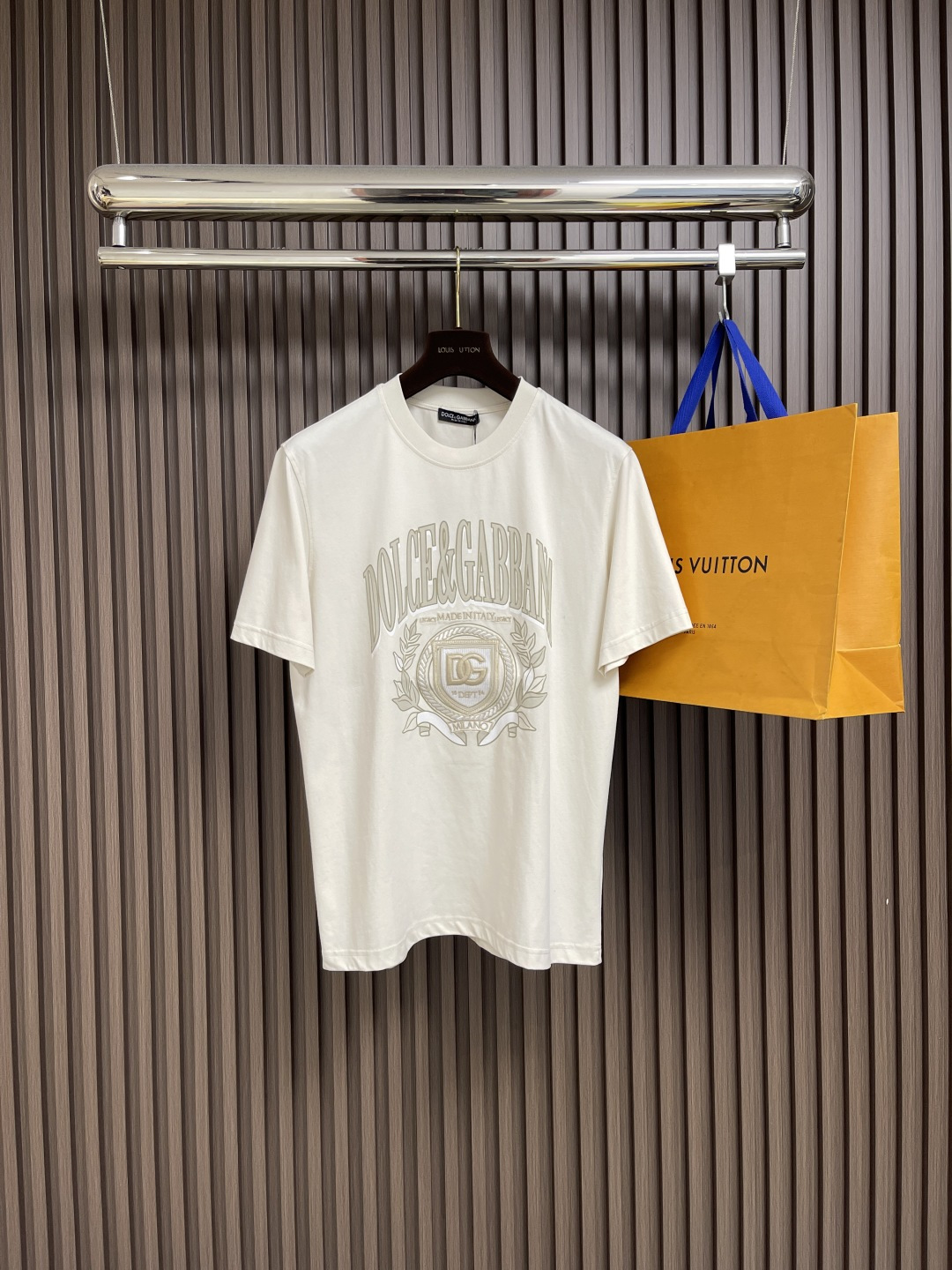 NO:458877,Dolce & Gabbana 2025ss new embroidered logo printed round neck T-shirt, DG letter cotton short-sleeved T-shirt, presented in new styles and combinations, realizing the contemporary evolution of brand DNA. Customized original high-spin yarn high-density 80S/3 strand yarn pure cotton fabric. Size 44-46-48-50-52-54,,Dolce & Gabbana,Dolce & Gabbana,T-shirt,tees,t-shirt,alexander wang19860909Dolce & Gabbana 杜嘉班纳2025ss新品刺绣logo印花圆领T恤,DG字母棉质短袖T恤,以新式造型和组合呈现,实现品牌 DNA 的当代演变.定制原版高支纱高密度80S/3股纱纯棉面料.尺码44-46-48-50-52-54,,Dolce&Gabbana,Dolce&Gabbana,T-shirt,tees，t-shirt,alexander wang,Men's clothing