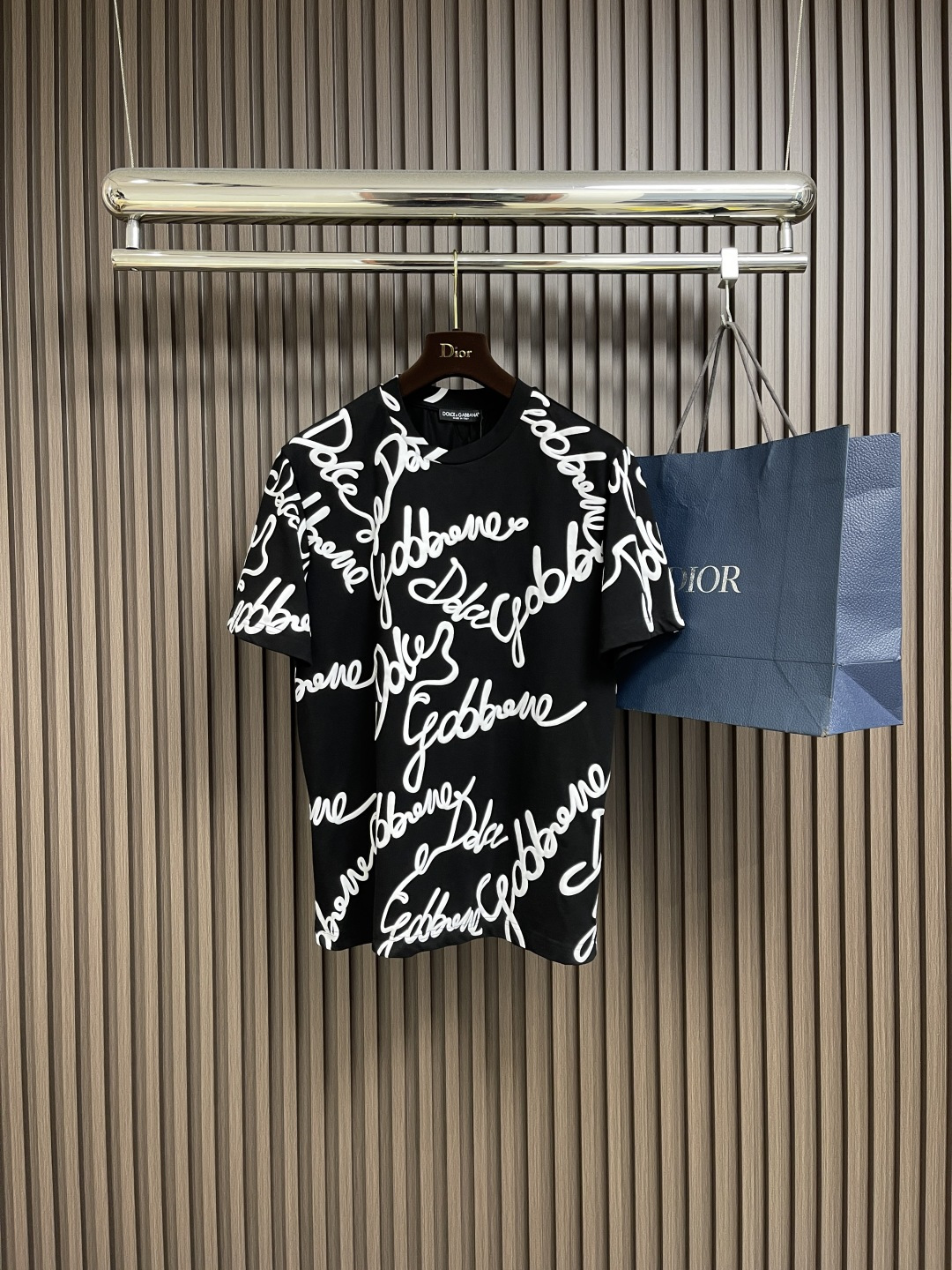 NO:458883,DG DOLCE GABBANA 2025SS spring and summer short-sleeved T-shirt, 2025SS spring and summer series. Customized pure cotton fabric, full-frame brand logo DG letter jacquard, the first choice for casual outing. Size 44-46-48-50-52-54,,Dolce&Gabbana,Dolce&Gabbana,T-shirt,tees,t-shirt,alexander wang19860909DG DOLCE GABBANA 杜嘉班纳2025SS春夏短袖T恤,2025SS春夏系列.定制纯棉面料,全幅品牌标识DG字母提花,休闲出街首选款.尺码44-46-48-50-52-54,,Dolce&Gabbana,Dolce&Gabbana,T-shirt,tees，t-shirt,alexander wang,Men's clothing