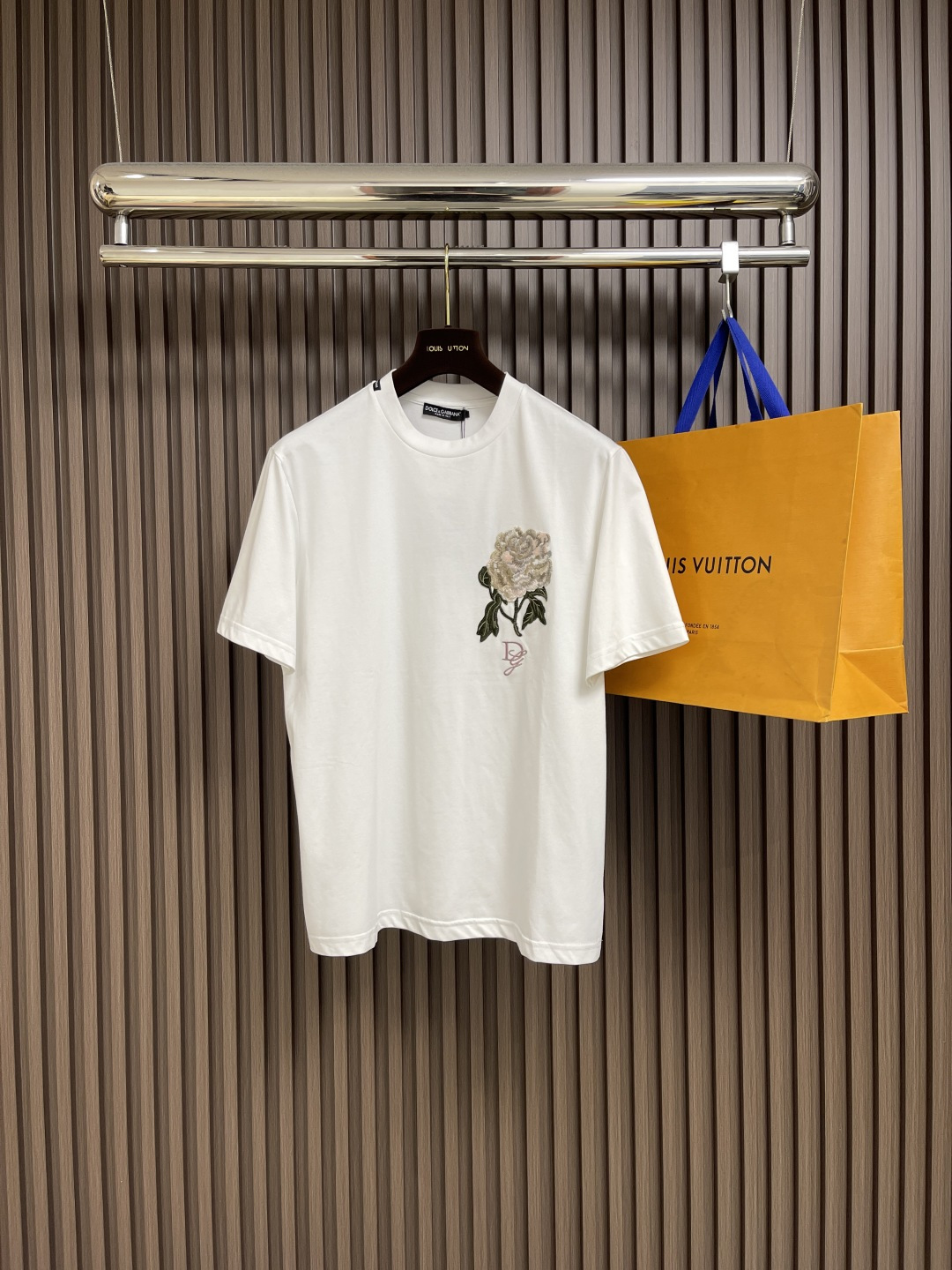 NO:456957,Dolce&Gabbana 2025ss new flower DG embroidered cotton round neck T-shirt, Logo classic embroidery logo, promotes brand recognition while showing the most original brand style, creating classic brand elements that combine elegant temperament and casual style, casual business versatile, customized 60S double-strand mercerized bead floor cotton fabric. Size 44-46-48-50-52-54,,Dolce&Gabbana,tees, t-shirt,alexander wang19860909Dolce&Gabbana 2025ss新品花卉DG刺绣棉质圆领T恤,Logo经典刺绣标识,宣扬品牌辨识度的同时展现最原始的品牌风格,打造经典的品牌元素结合典雅气质与休闲风范,休闲商务百搭,定制60S双股丝光珠地棉面料.尺码44-46-48-50-52-54,,Dolce&Gabbana,tees，t-shirt,alexander wang,Men's clothing