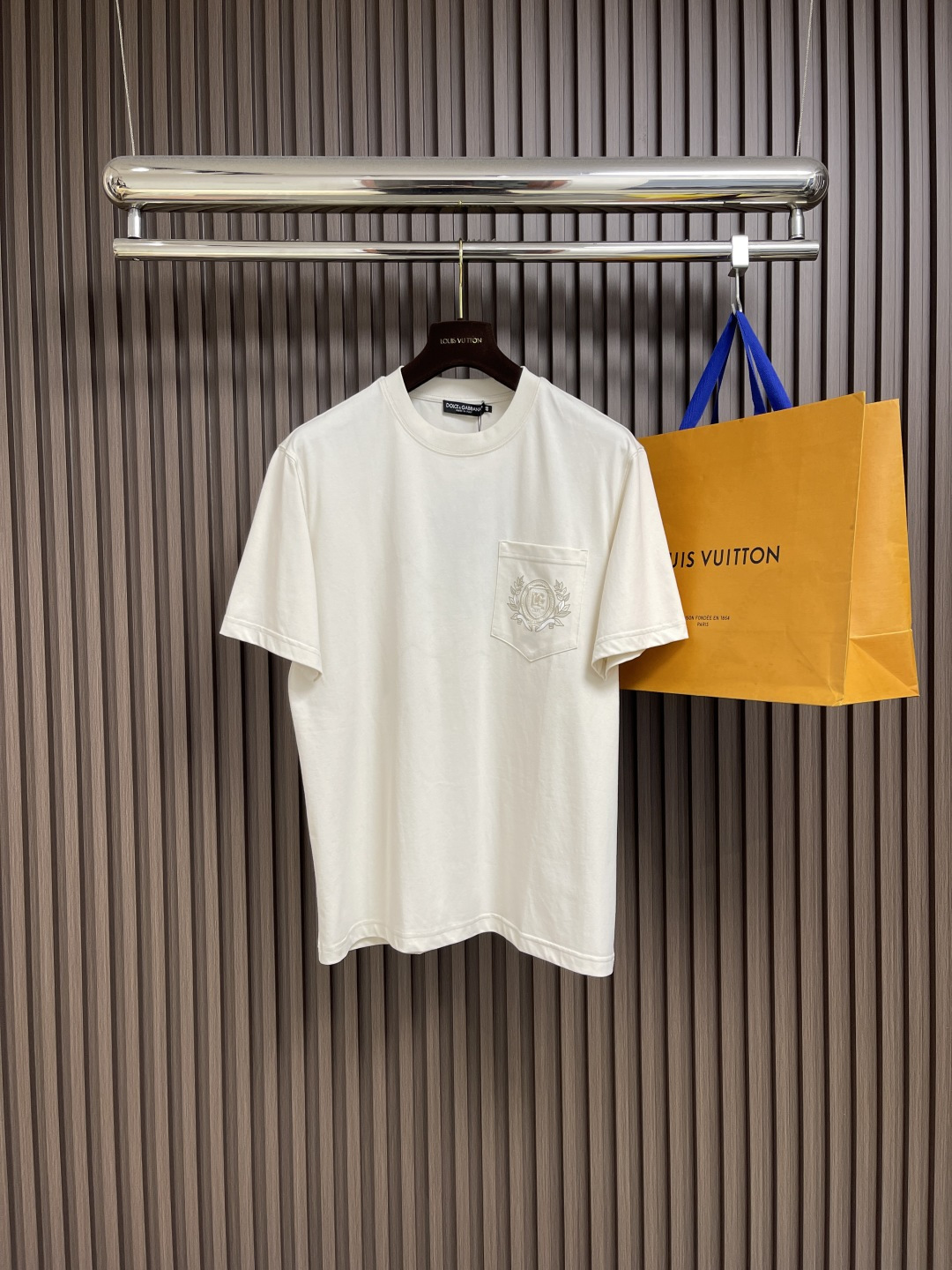 NO:456940,Dolce Gabbana DG 2025ss summer new basic mercerated cotton round neck short-sleeved T-shirt, letters and seals casual round neck short-sleeved T-shirt!  Customer-supplied high-end high-density 80 double-strand mercerized cotton fabric, with a soft and delicate texture, which can crush ordinary fabrics on the market at will, with good moisture absorption and breathability, and brings an ultimate comfortable wearing experience to the skin!  The letters and logo on the chest are high-quality hardware, making the visual more three-dimensional, and at the same time bring unquestionable luxury. The basic and conventional solid color round neck style cut is suitable for everyday wear. Size 44-46-48-50-52-54, Dolce & Gabbana, T-shirt, tees, t-shirt, alexander wang19860909Dolce Gabbana DG 2025ss夏季新款基础丝光棉圆领短袖T恤,字母仔章休闲圆领短袖t恤衫！客供进口高支高密80支双股丝光棉面料,软糯细腻的出色质感,可随意碾压市面普通面料,吸湿透气性佳,贴肤带来极致舒适的穿着体验！胸前字母徽标仔章,五金质感高级,令视觉上更具立体感,同时带来了毋庸置疑的奢华档次,基础常规的纯色圆领版型剪裁,日常单穿内搭皆宜.尺码44-46-48-50-52-54,,Dolce&Gabbana,T-shirt,tees，t-shirt,alexander wang,Men's clothing