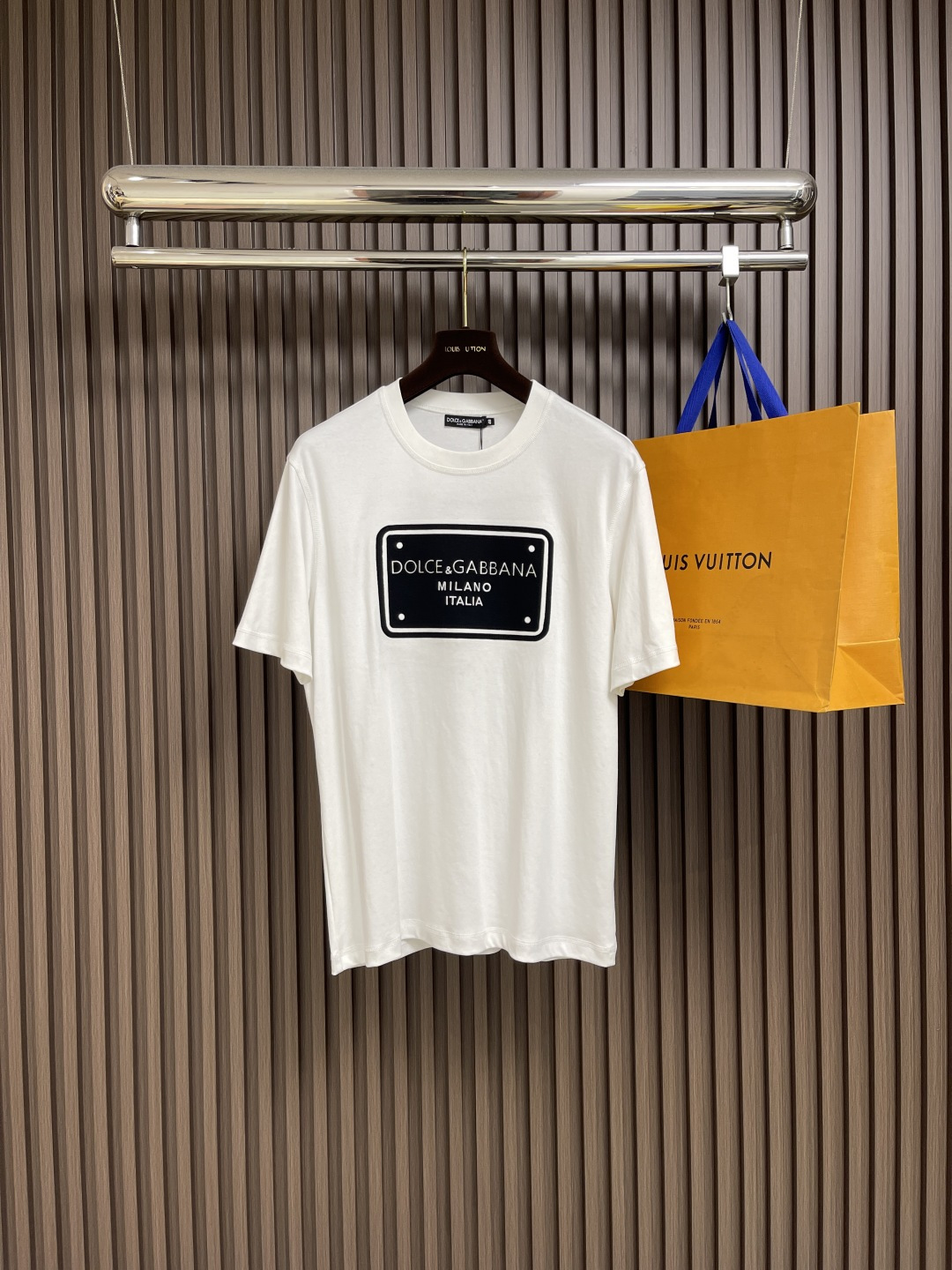 NO:456946,DolceGabbana DG 2025SS spring and summer new jacquard logo round neck short-sleeved T-shirt, with eye-catching logo pattern modification!  Different from the past, it declares the design concept that has been passed down for many years in the brand!  Its eye-catchingness is no less than any style, and it perfectly presents the fashionable, high-end and luxurious feeling in front of the world!  Made of imported cotton materials, selected high-quality cotton fabrics, soft and soft to the touch, skin-friendly and delicate. Size 44-46-48-50-52-54, Dolce&Gabbana, Dolce&Gabbana, T-shirt,tees, t-shirt,alexander wang19860909DolceGabbana杜嘉班纳 DG 2025SS春夏新款提花标识圆领短袖T恤,醒目的logo图案修饰！区别于以往的不同,宣示品牌传承多年的设计理念！其吸睛度完全不亚于任何式,将时髦高级感与奢华感完美呈现在世人眼前！客供进口全棉材质制成,精选优质棉面料,触感软糯亲肤细腻.尺码44-46-48-50-52-54,,Dolce&Gabbana,Dolce&Gabbana,T-shirt,tees，t-shirt,alexander wang,Men's clothing