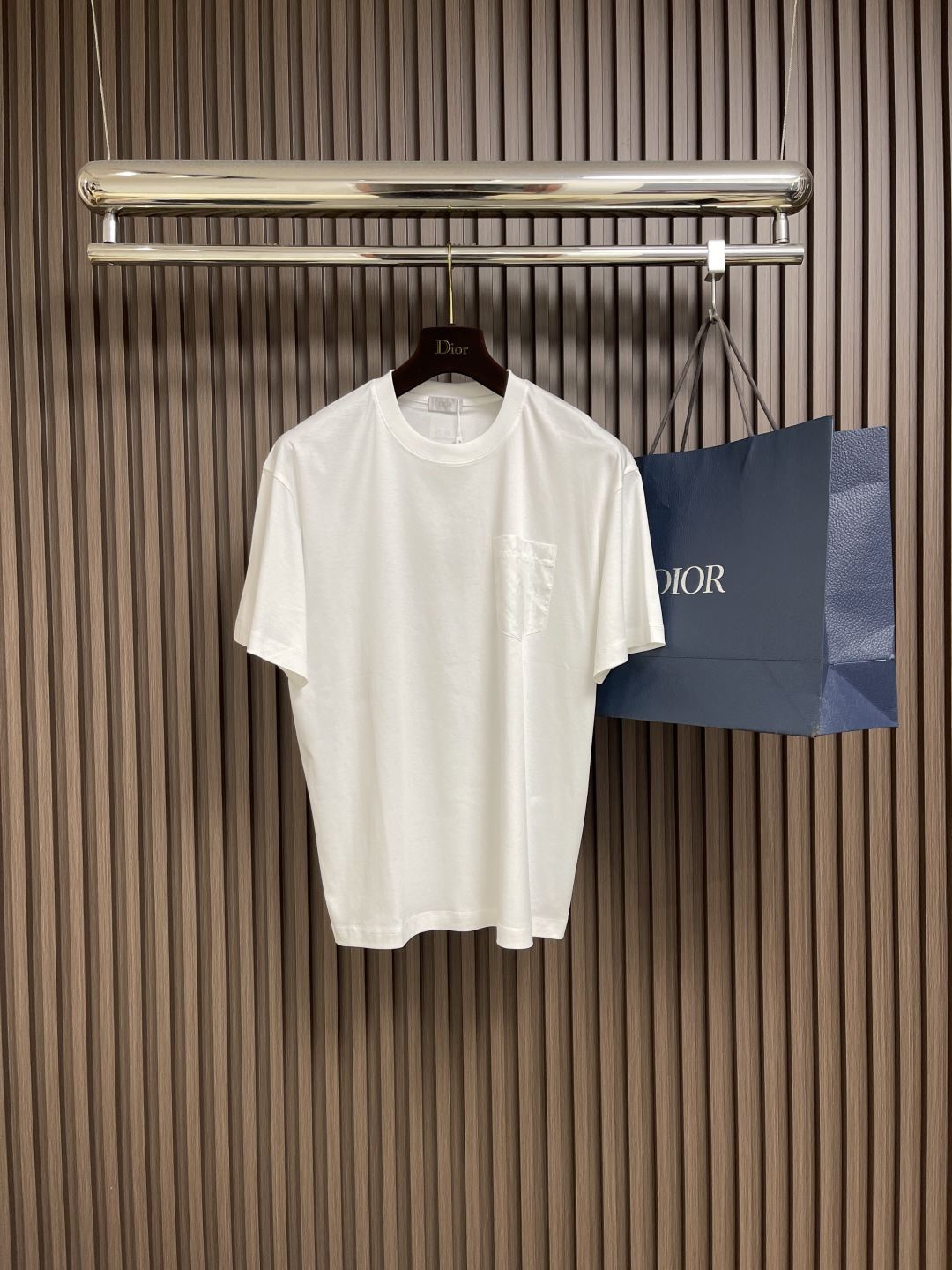 NO:456985,Dior dark pattern pocket small embroidered couple short-sleeved T-shirt. This dark pattern pocket small embroidered short-sleeved T-shirt must be recommended to you. It’s simply amazing to wear couples!  It uses tight knitted cotton fabric, which feels super textured, soft and skin-friendly, and has a comfortable fit for 100 points. Moreover, the tight knitted structure makes it difficult to deform. It can still remain firm after multiple washes, and the style is stable and stable. The pocket design of the front chest is the highlight. The low-key dark patterns are covered with Di** classic elements, which inadvertently show the brand charm, and the details are directly controlled. The small 'DI*' embroidery embellishment is exquisite and high-end, without the ostentatious big logo, but it shows taste in the details. Who knows this low-key luxury!  Size XS-L,dior,T-shirt,tees,t-shirt,alexander wang19860909Dior 暗纹口袋小刺绣情侣款短袖T恤,这款暗纹口袋小刺绣短袖T必须安利给你们,情侣穿简直不要太绝！采用紧密针织棉面料,摸起来超有质感,柔软又亲肤,贴身穿舒适度 100分.而且紧密的针织结构,让不易变形,多次洗涤后依然能保持挺括,版型稳稳在线.前胸的口袋设计是亮点,低调的暗纹布满Di*＊经典元素,不经意间展露品牌魅力,细节控直接被拿捏.小小的'DI*'刺绣点缀,精致又高级,没有张扬的大Logo,却在细节处彰显品味,谁懂这种低调的奢华感啊！尺码XS-L,,dior,T-shirt,tees，t-shirt,alexander wang,Men's clothing