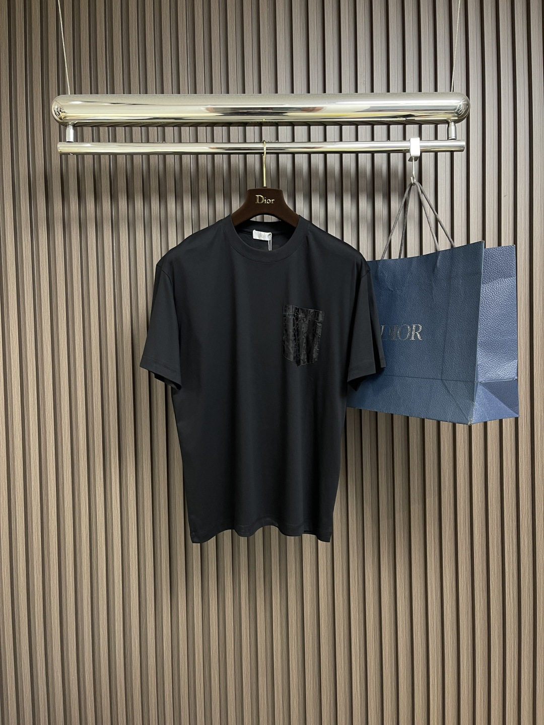 NO:508715,Dior dark pattern pocket small embroidered couple short-sleeved T-shirt. This dark pattern pocket small embroidered short-sleeved T-shirt must be recommended to you. It’s simply amazing to wear couples!  It uses tight knitted cotton fabric, which feels super textured, soft and skin-friendly, and has a comfortable fit for 100 points. Moreover, the tight knitted structure makes it difficult to deform. It can still remain firm after multiple washes, and the style is stable and stable. The pocket design of the front chest is the highlight. The low-key dark patterns are covered with Di** classic elements, which inadvertently show the brand charm, and the details are directly controlled. The small 'DI*' embroidery embellishment is exquisite and high-end, without the ostentatious big logo, but it shows taste in the details. Who knows this low-key luxury!  Size XS-L,dior,T-shirt,tees,t-shirt,alexander wang19860909Dior 暗纹口袋小刺绣情侣款短袖T恤,这款暗纹口袋小刺绣短袖T必须安利给你们,情侣穿简直不要太绝！采用紧密针织棉面料,摸起来超有质感,柔软又亲肤,贴身穿舒适度 100分.而且紧密的针织结构,让不易变形,多次洗涤后依然能保持挺括,版型稳稳在线.前胸的口袋设计是亮点,低调的暗纹布满Di*＊经典元素,不经意间展露品牌魅力,细节控直接被拿捏.小小的'DI*'刺绣点缀,精致又高级,没有张扬的大Logo,却在细节处彰显品味,谁懂这种低调的奢华感啊！尺码XS-L,,dior,T-shirt,tees，t-shirt,alexander wang,Men's clothing