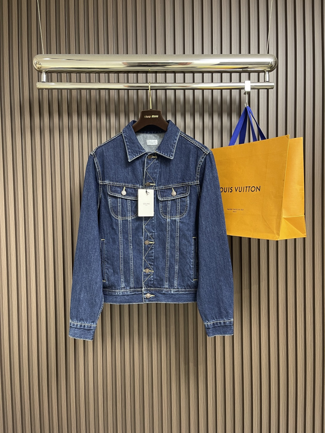 NO:455514,CELINE  Selin patch embroidered denim jacket, pure cotton twill tannin fabric, pure cotton twill tannin texture is thicker, the fabric is hard and the texture is clear, and after proper treatment, it can prevent wrinkles, shrinkage and deformation. The color of tannin dyeing is good, the color is not easy to fade, and can maintain the original color of the clothes; it also has strong wear resistance and is not easy to break, which is reasonable line and corners to better express the three-dimensional feeling. The font adopts patch embroidery technology, the fabric is restored patch embroidery technology, and the fabric is used instead of stitch embroidery thread, and the fabric is cut into a logo shape, and the needle thread is wrapped around the edge of the woven sheet is embroidered until the woven sheet is blank. It is used to express the effect of different textures and surfaces of the pattern, and the finished product is softer embroidery texture. The needle-to-head technique is mainly used to fix the long and curved lines of the embroidery shape, which can show the details and layering of the pattern. It is slender and curved  The lines, needle-to-needle lines and three-dimensional sense are both strong, and the needle method is vivid and smooth. Retro washing treatment, the garment adopts a special washing process, which can remove dirt and grease from the surface of the denim, while also making the denim softer and more comfortable. Combined with pickling treatment, the surface of the denim fabric has a slight whitening effect and presents a retro feeling. The classic lapel denim style, classic style design, commonly known as truck drivers, is a classic with short and slim design. This shirt was originally designed for truck drivers, hence the name. It has some prominent features, including double chest pockets, tapered pleats and slightly waist-hugging design; its core appearance design has always maintained a classic design. Size XS-L, celine, celine, jackets  & coats,alexander wang19860909CELINE 赛琳贴布刺绣牛仔外套,纯棉斜纹丹宁面料,纯棉斜纹丹宁质地较为厚实,布料硬挺,纹路清晰,经过适当的处理,可以防皱防缩防变形.丹宁染色的色牢度较好,颜色不易褪色,可以保持衣物的原色；同时具备耐磨性强,不易破损合理的排线和转角等方式来更好地表现立体感.字体采用贴布绣花工艺,面料还原贴布绣花工艺,利用贴布代替针迹绣花线,并将面料切割成logo形状,针线包边绣至织片空白.用来表现图案的不同肌理块面效果,成品较柔软刺绣质感.挨针的技法主要用于固定绣形状细长而弯曲的线条,可以表现出图案的细节和层次感.细长而弯曲的线条,挨针的线条感和立体感都很强,针法生动流畅.复古洗水处理,成衣采用特殊洗涤的工艺,能够去除牛仔表面的污垢和油脂,同时也能使牛仔更加柔软舒适.结合酸洗处理,使牛仔布料表面产生轻微的磨白效果,并呈现出一种复古的感觉.经典翻领牛仔版型,经典版型风格设计,通常被称为卡车司机,是一种具有短款和修身设计的经典.这种衫最初是专为卡车司机设计的,因此得名.它具有一些显著的特点,包括双胸口袋、锥形褶线和略收腰的设计；其核心的外观设计一直保持着经典的设计.尺码XS-L,,celine,celine,jackets & coats,alexander wang,Men's clothing